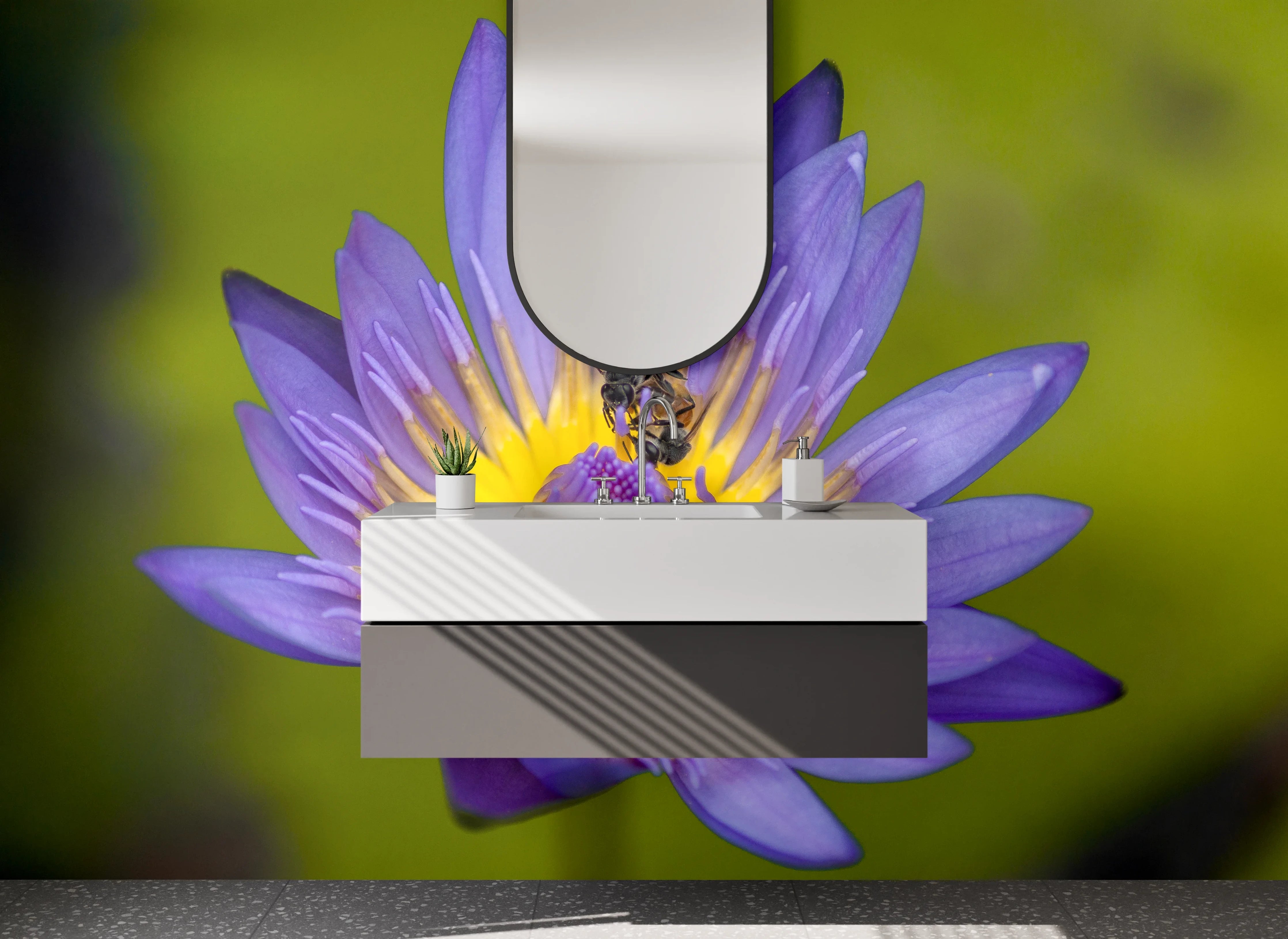 Waschbecken-Rückwand - Biene auf lila Lotusblüte Fotomotiv
