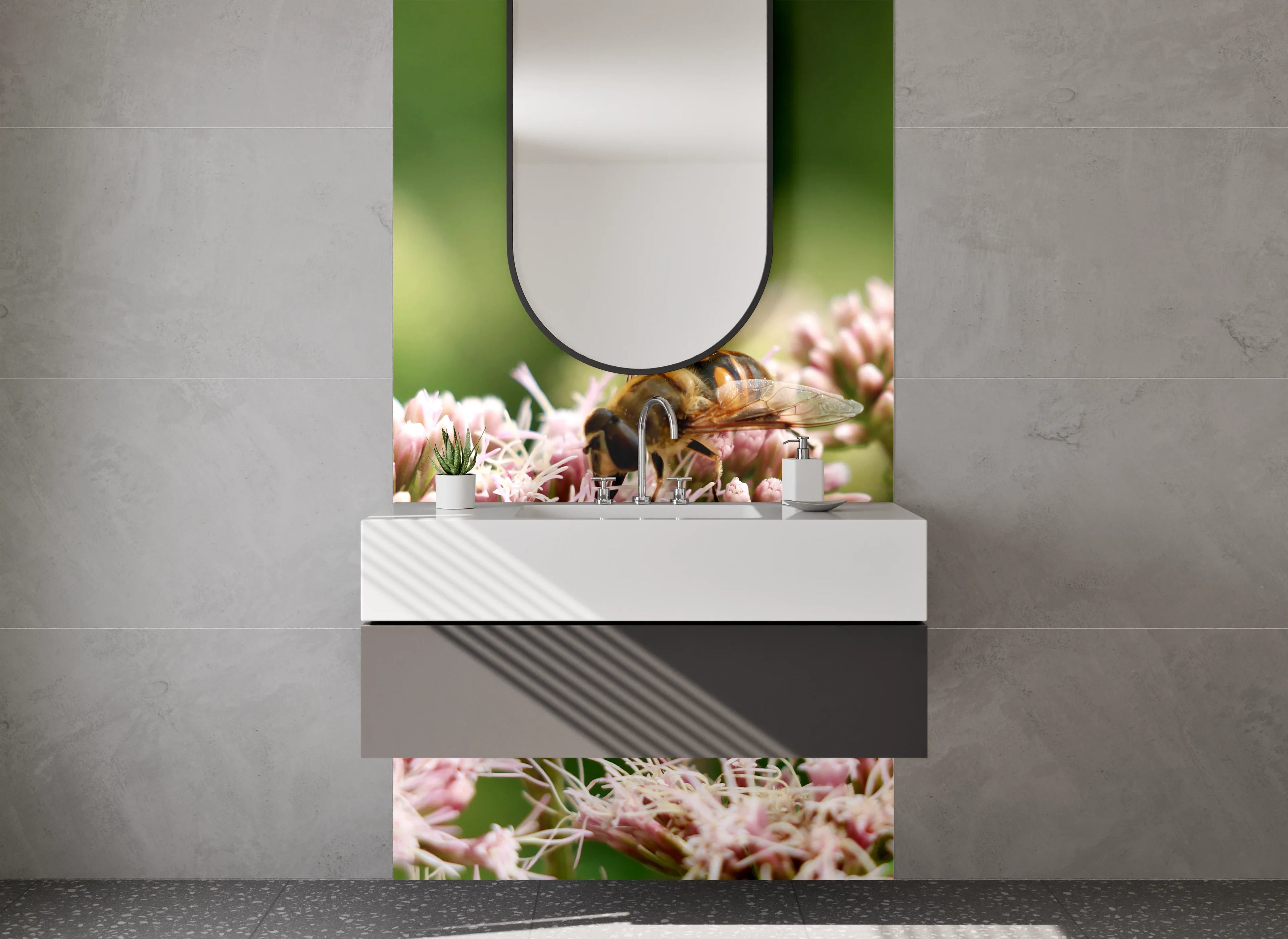 Waschbecken-Rückwand - Biene auf rosa Blüten – Naturmotiv