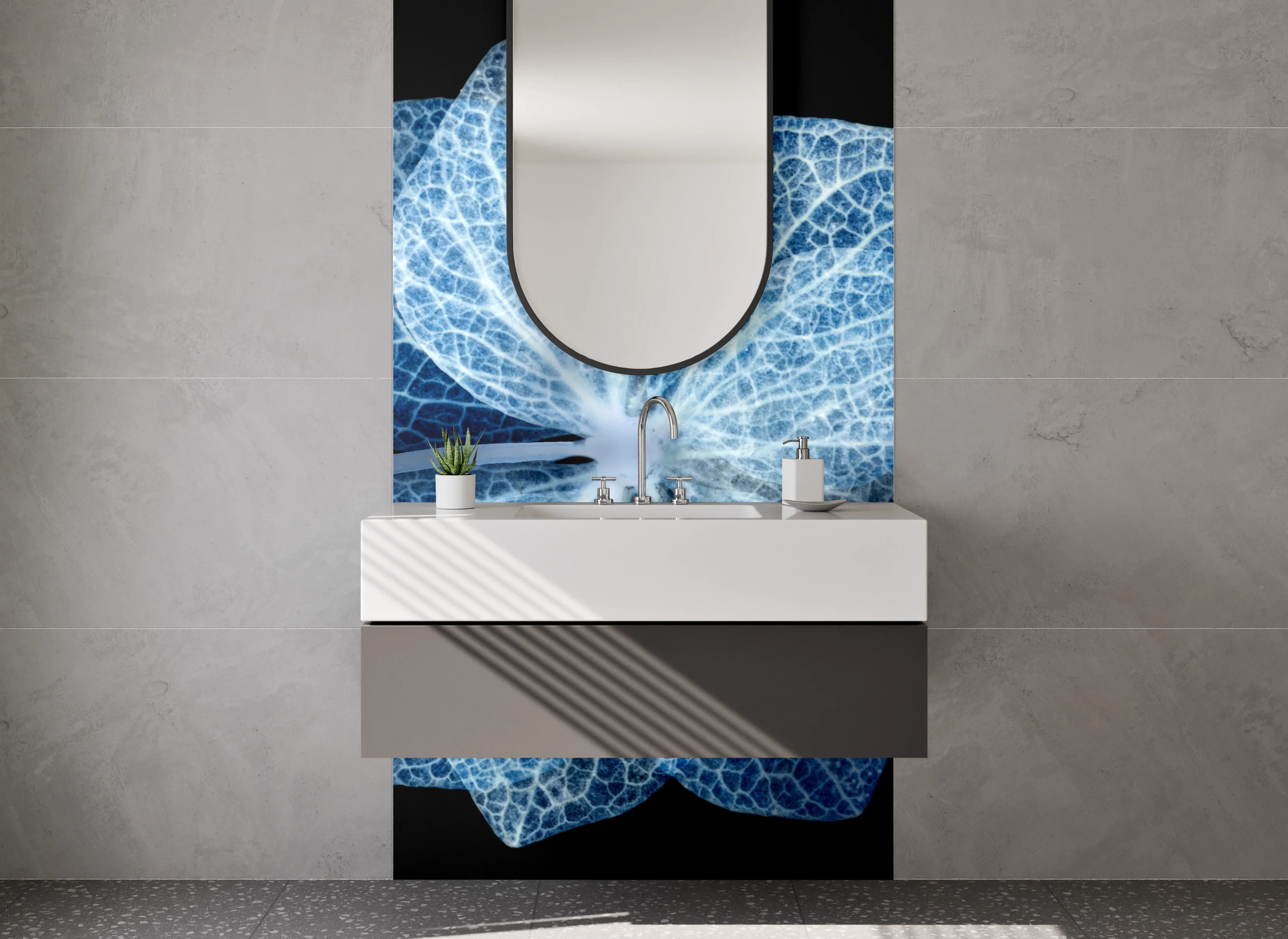 Waschbecken-Rückwand - Blaue Skelettblüte – Makroaufnahme