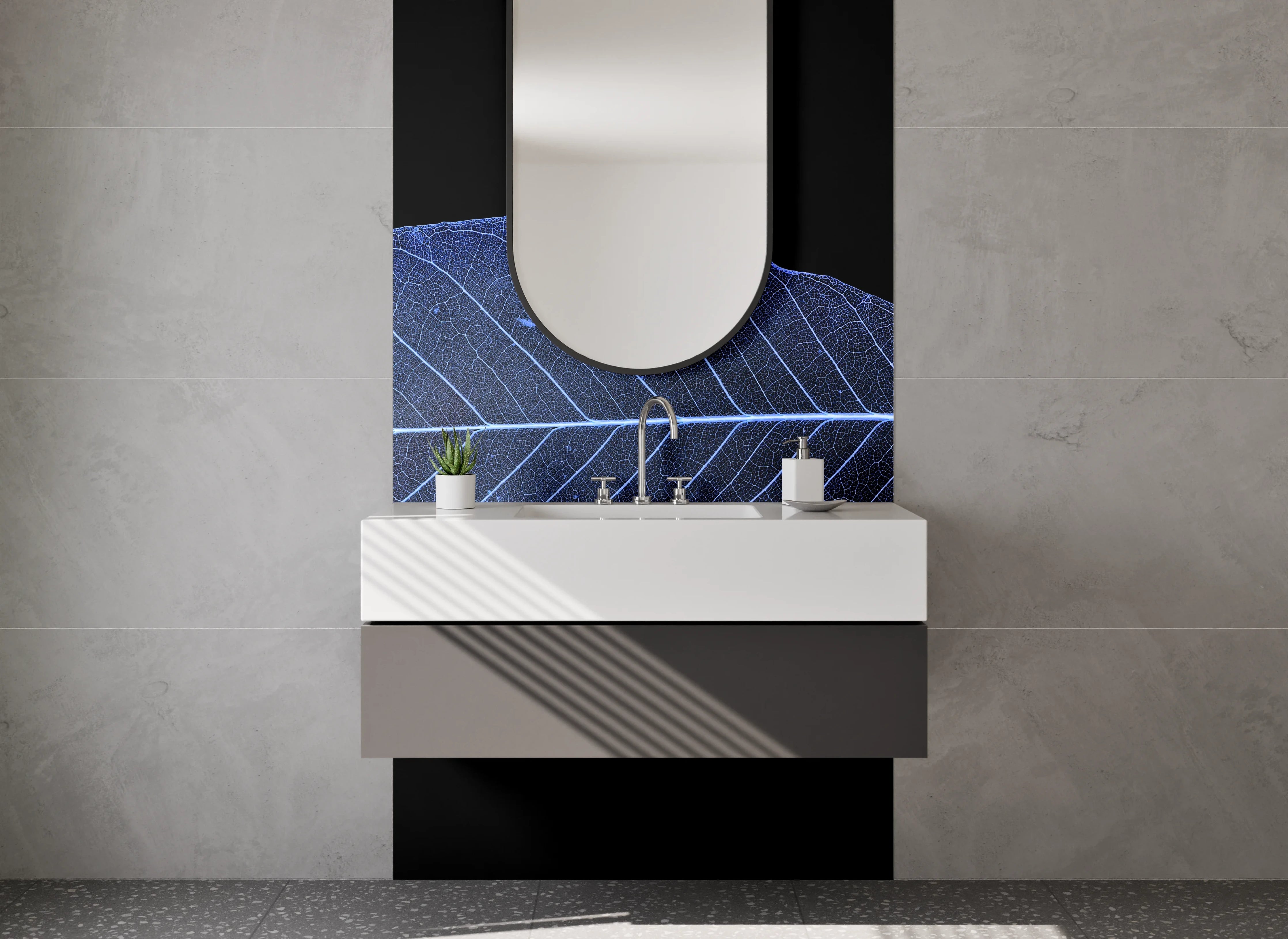 Waschbecken-Rückwand - Blaues Blatt Skelett auf Schwarz