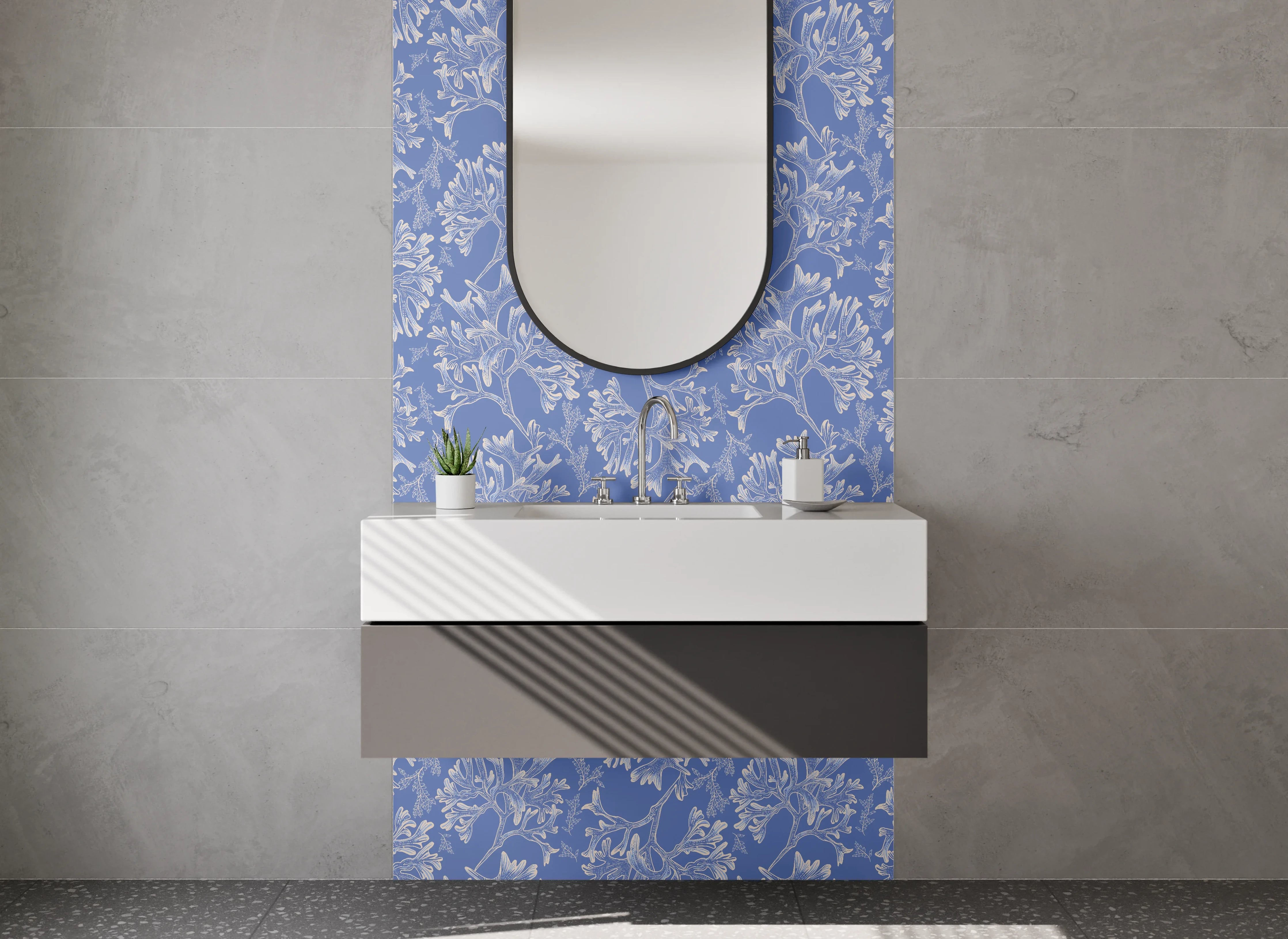 Waschbecken-Rückwand - Blumentapete mit blauen und weißen Mustern