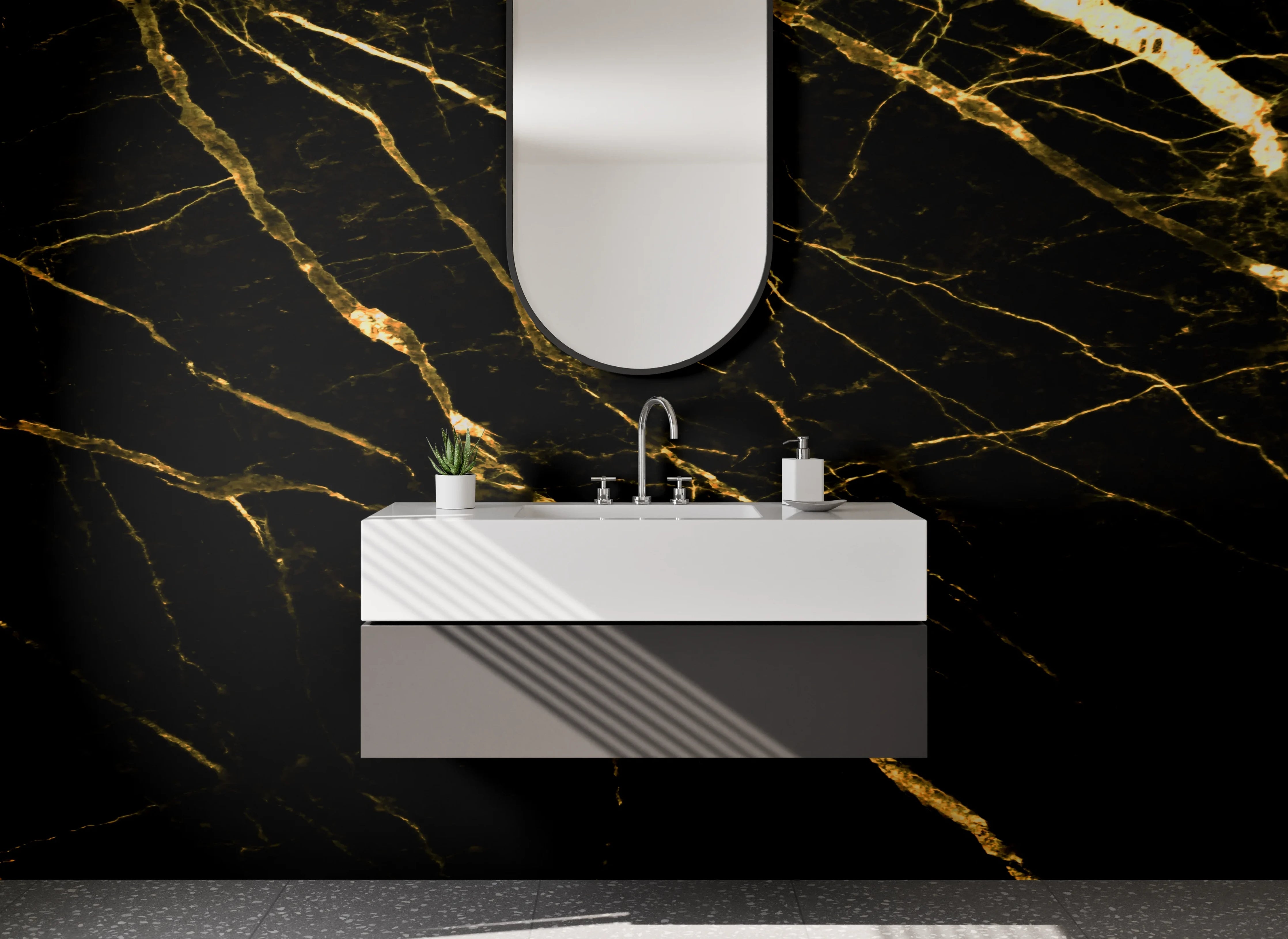 Waschbecken-Rückwand - Eleganter schwarzer Marmor mit goldenen Adern