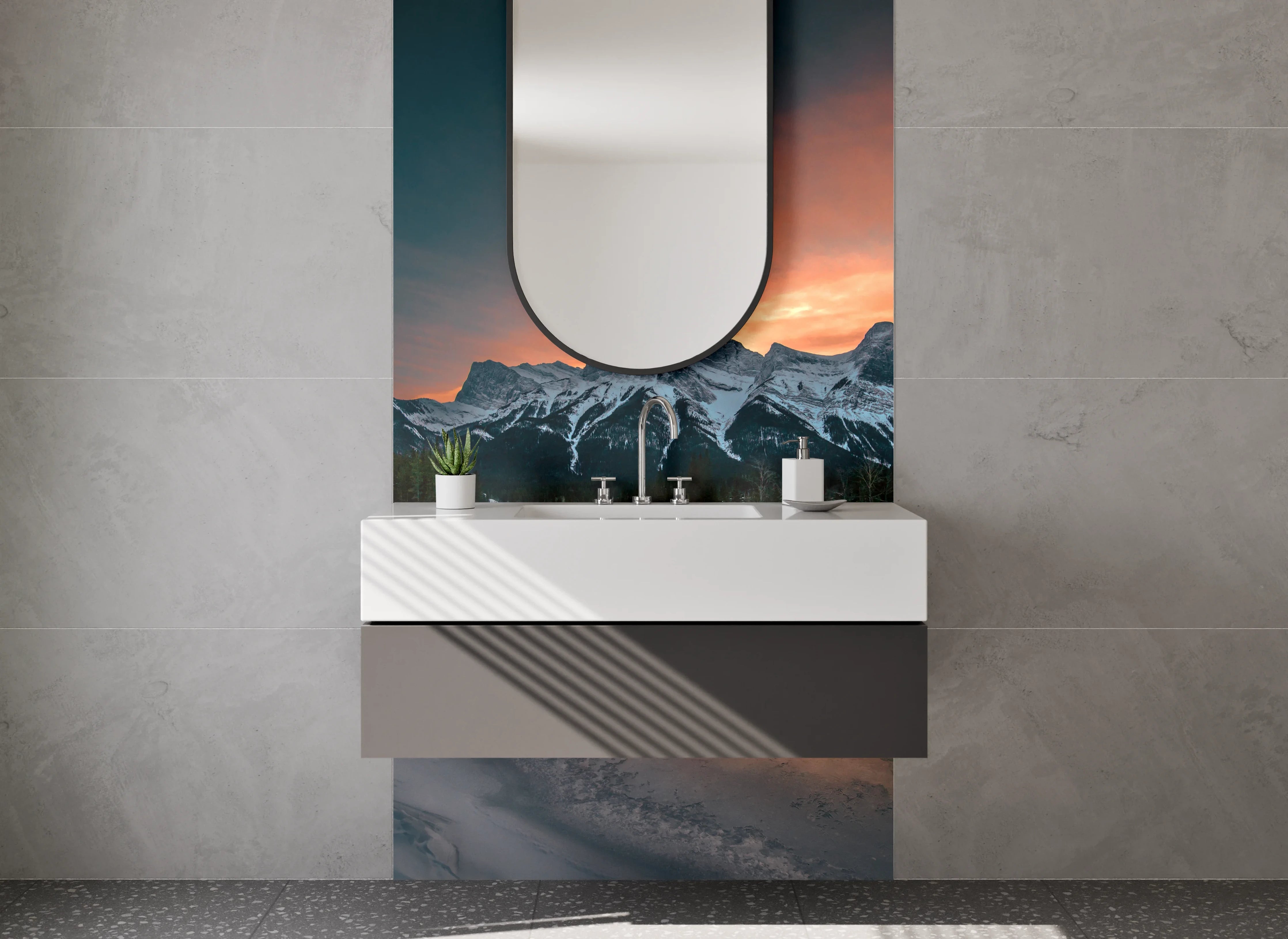 Waschbecken-Rückwand - Graue Berge im Sonnenlicht