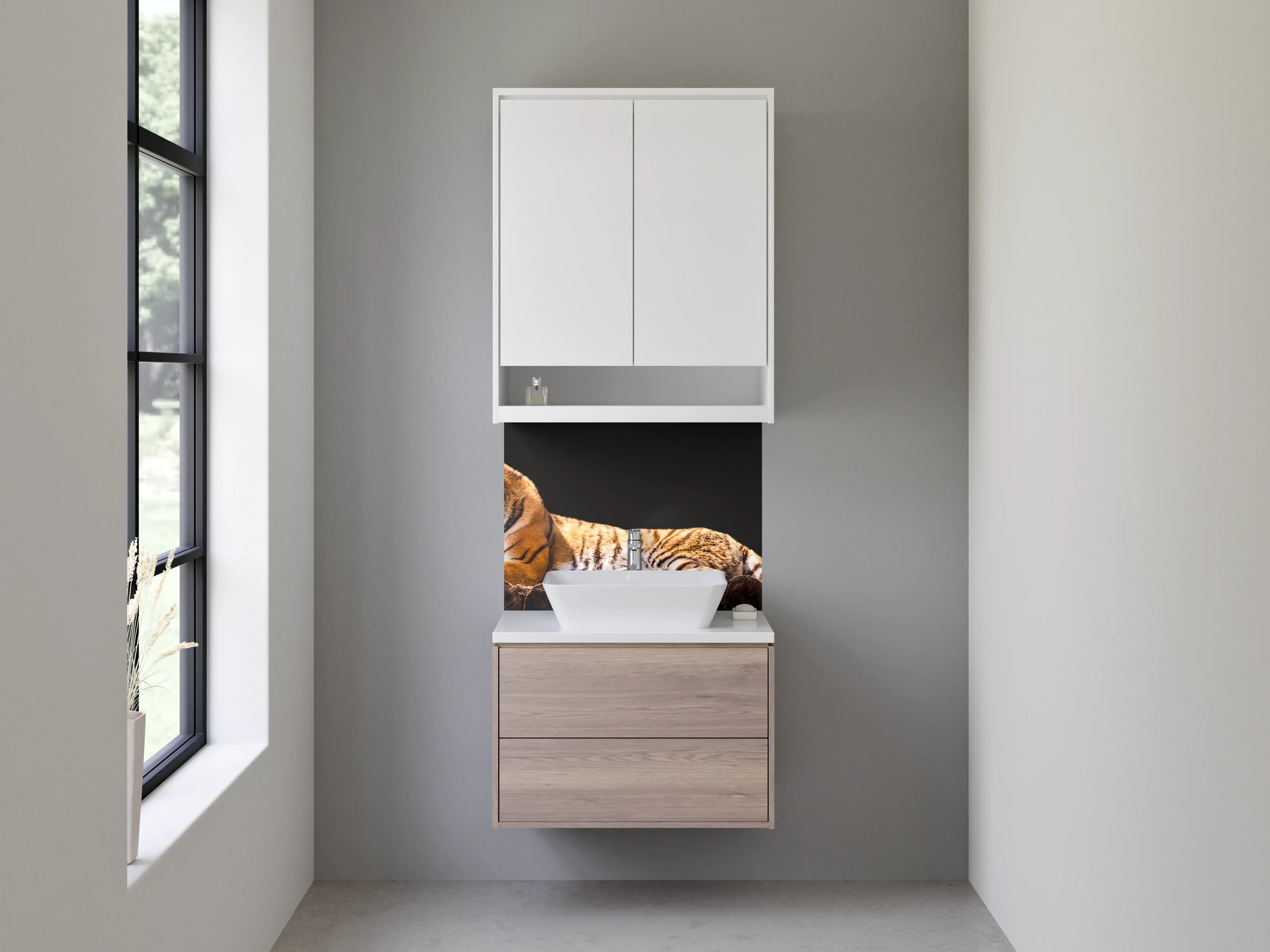 Waschbecken-Rückwand - Grauer Tiger auf weißen Holzstämmen