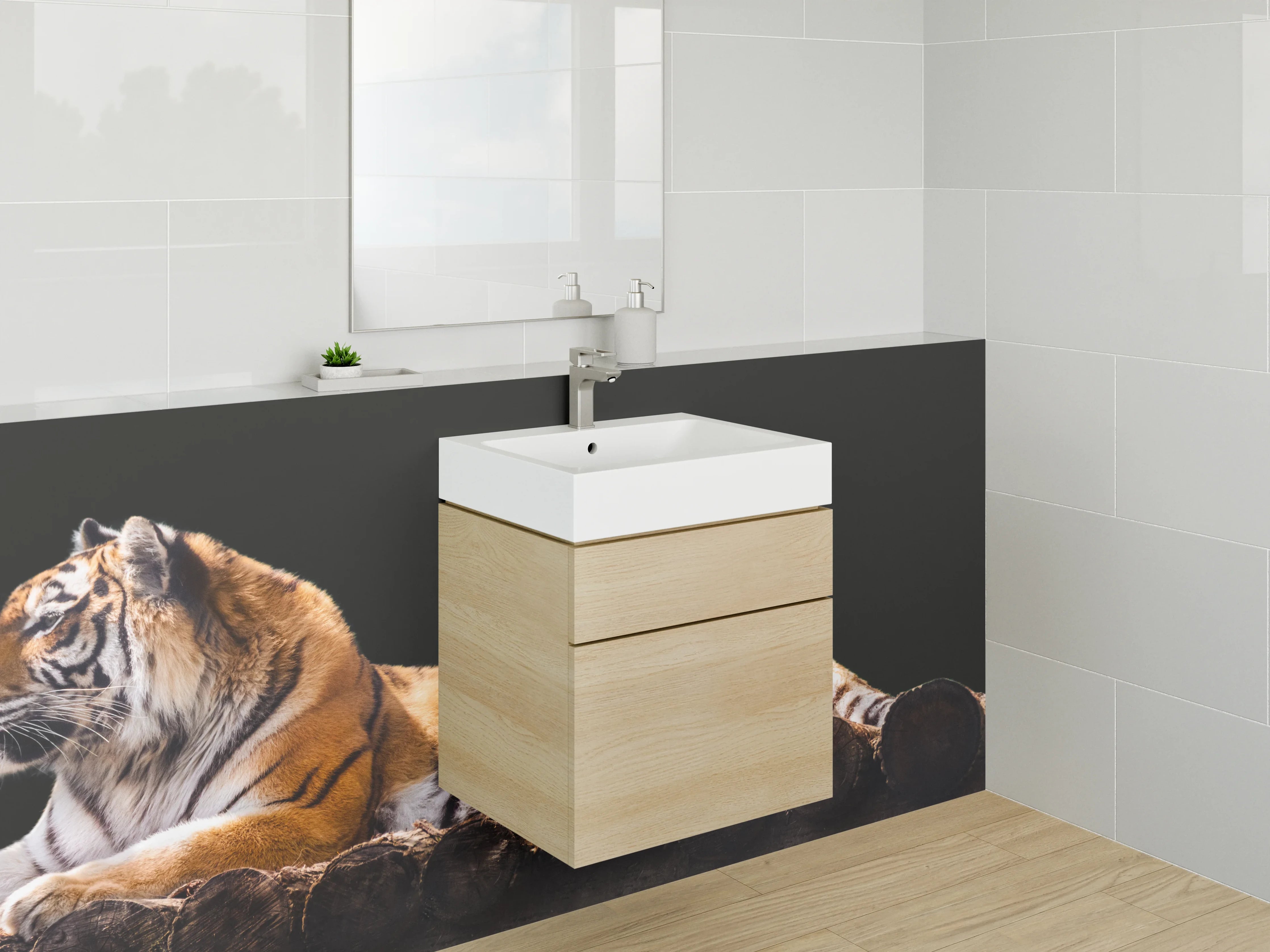 Waschbecken-Rückwand - Grauer Tiger auf weißen Holzstämmen