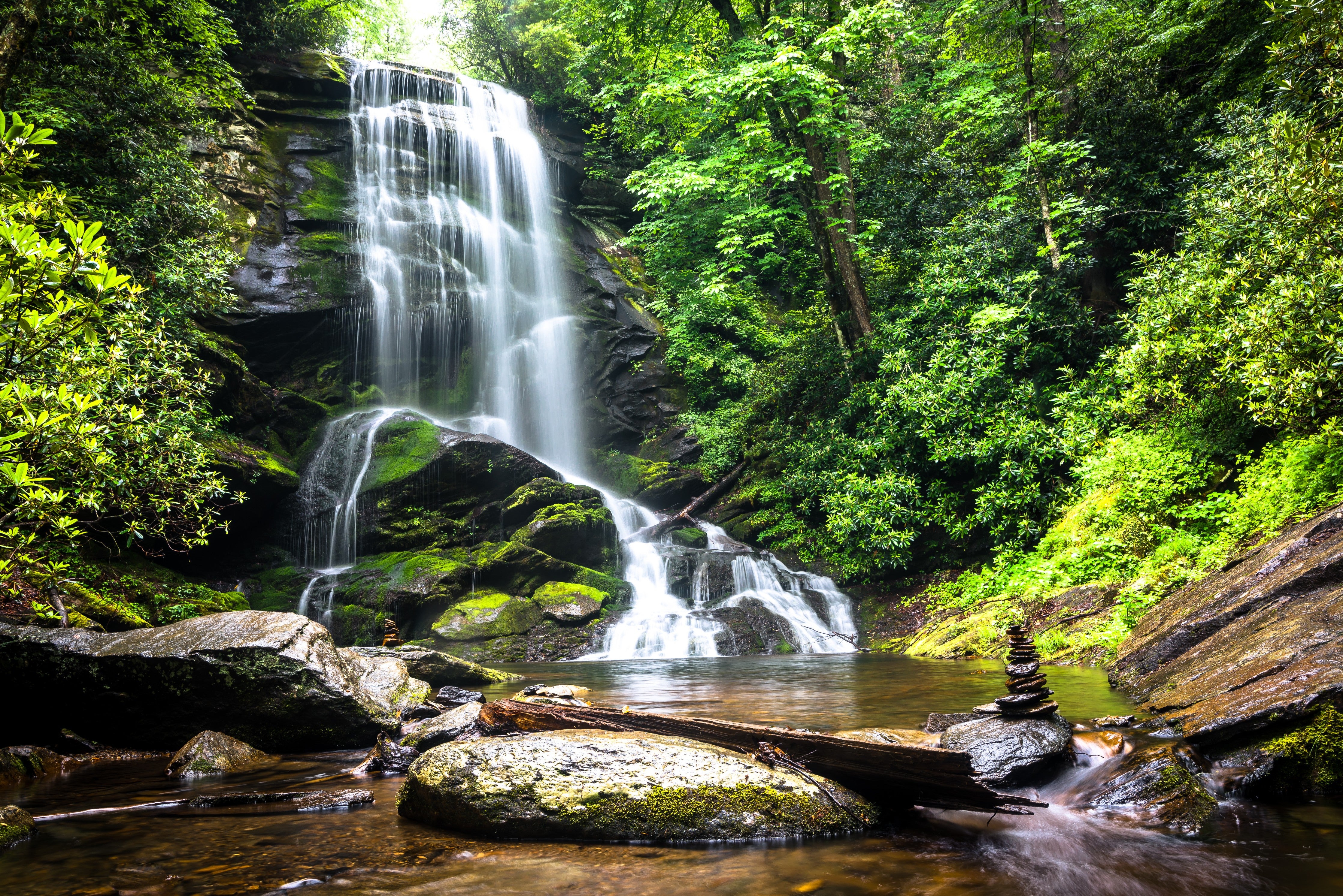 Waschbecken-Rückwand-Grauschimmer über weißem Waldbach