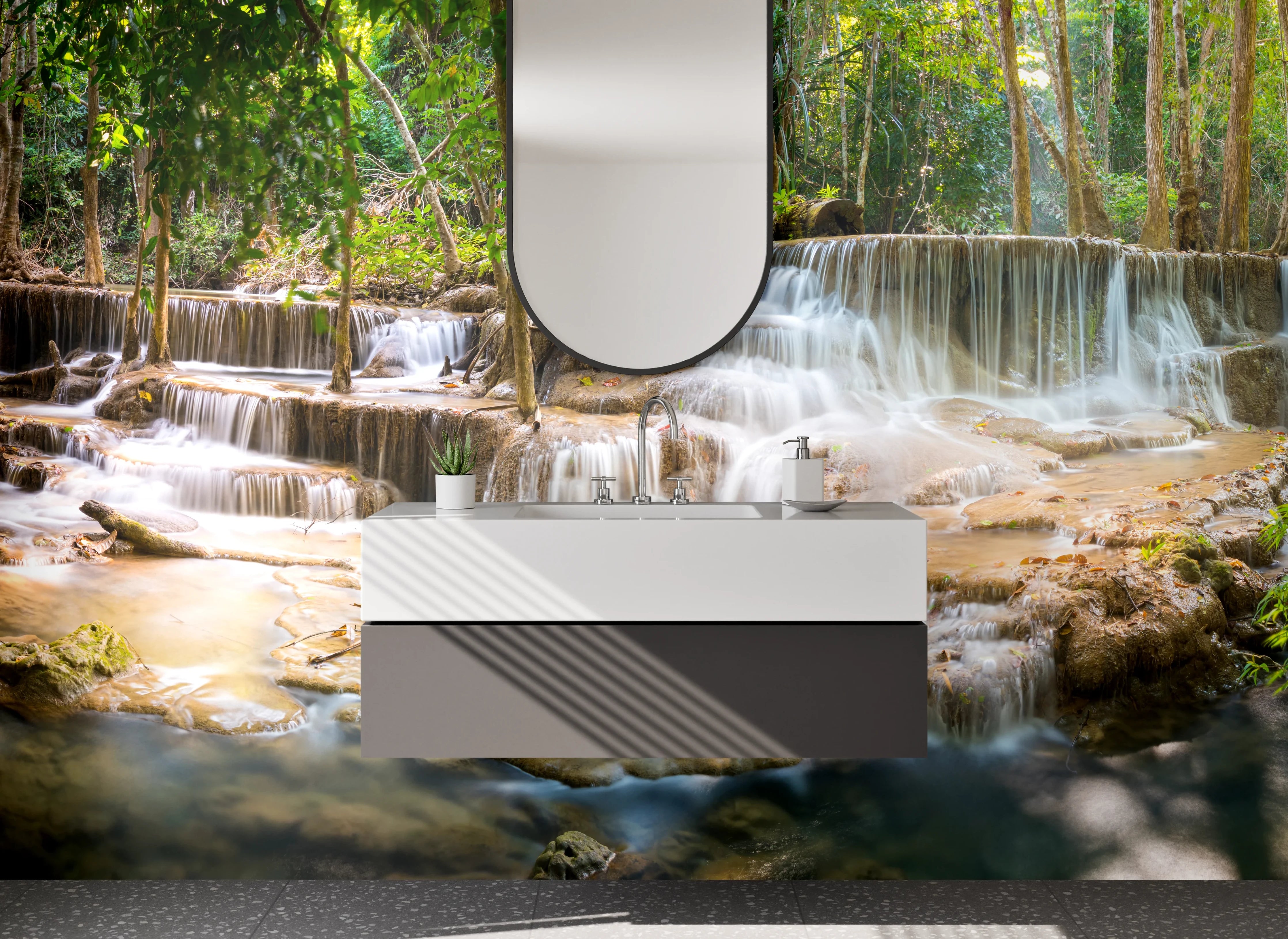 Waschbecken-Rückwand - Grauschimmernde Wasserfluten im Tropengrün