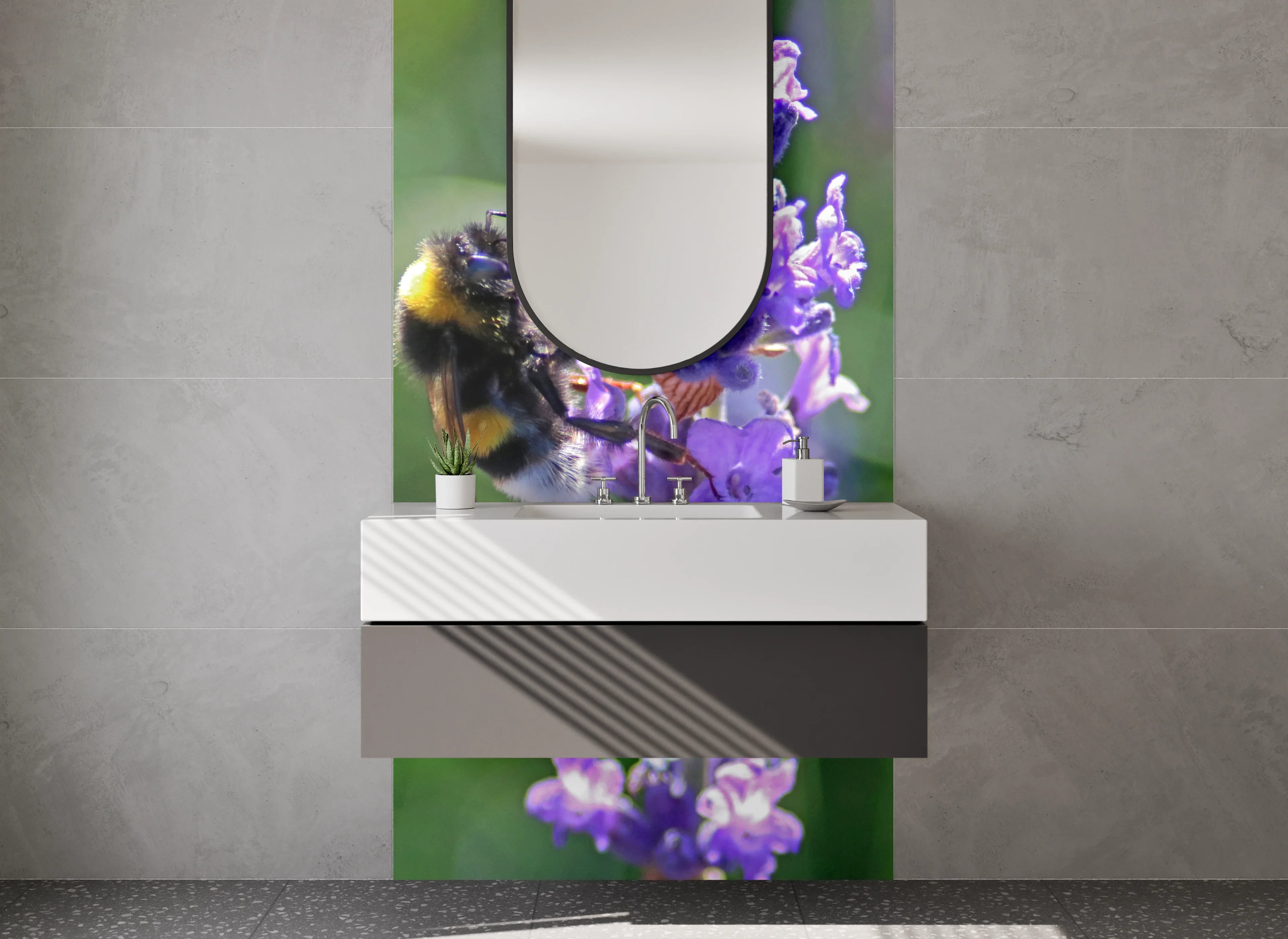 Waschbecken-Rückwand - Hummel auf Lavendelblüten Naturmotiv