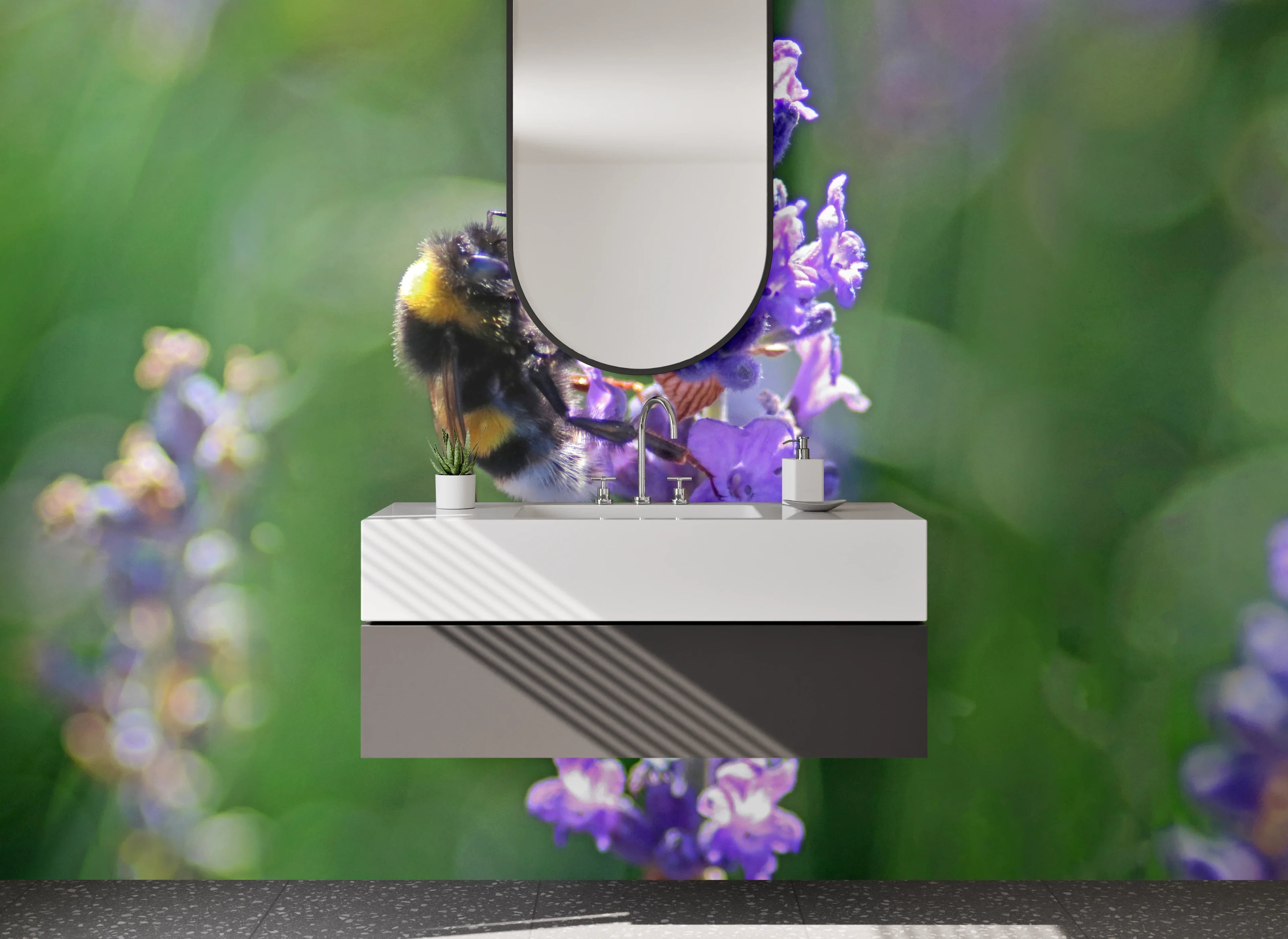 Waschbecken-Rückwand - Hummel auf Lavendelblüten Naturmotiv