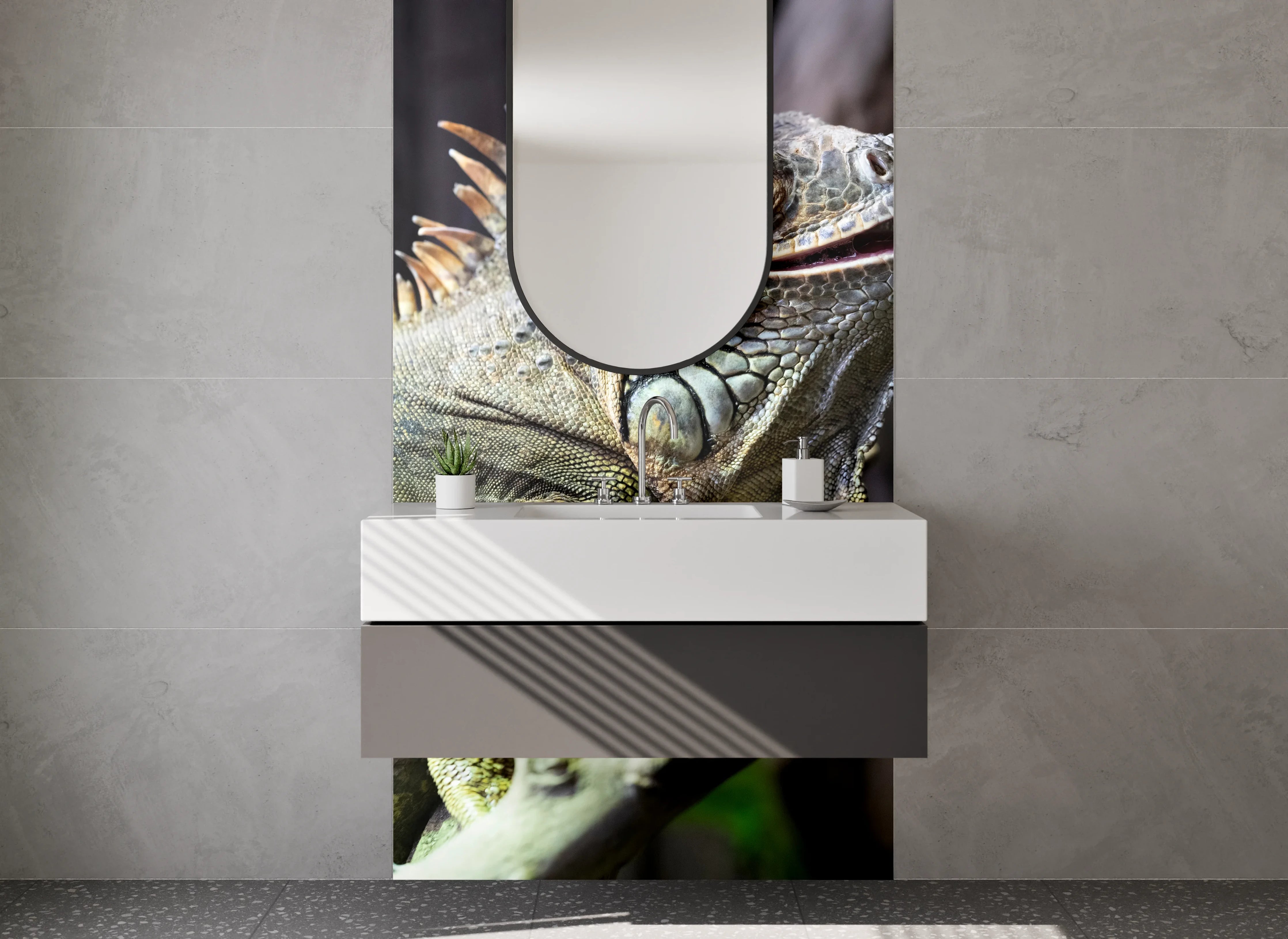 Waschbecken-Rückwand - Iguana auf Ast – Exotische Tieraufnahme