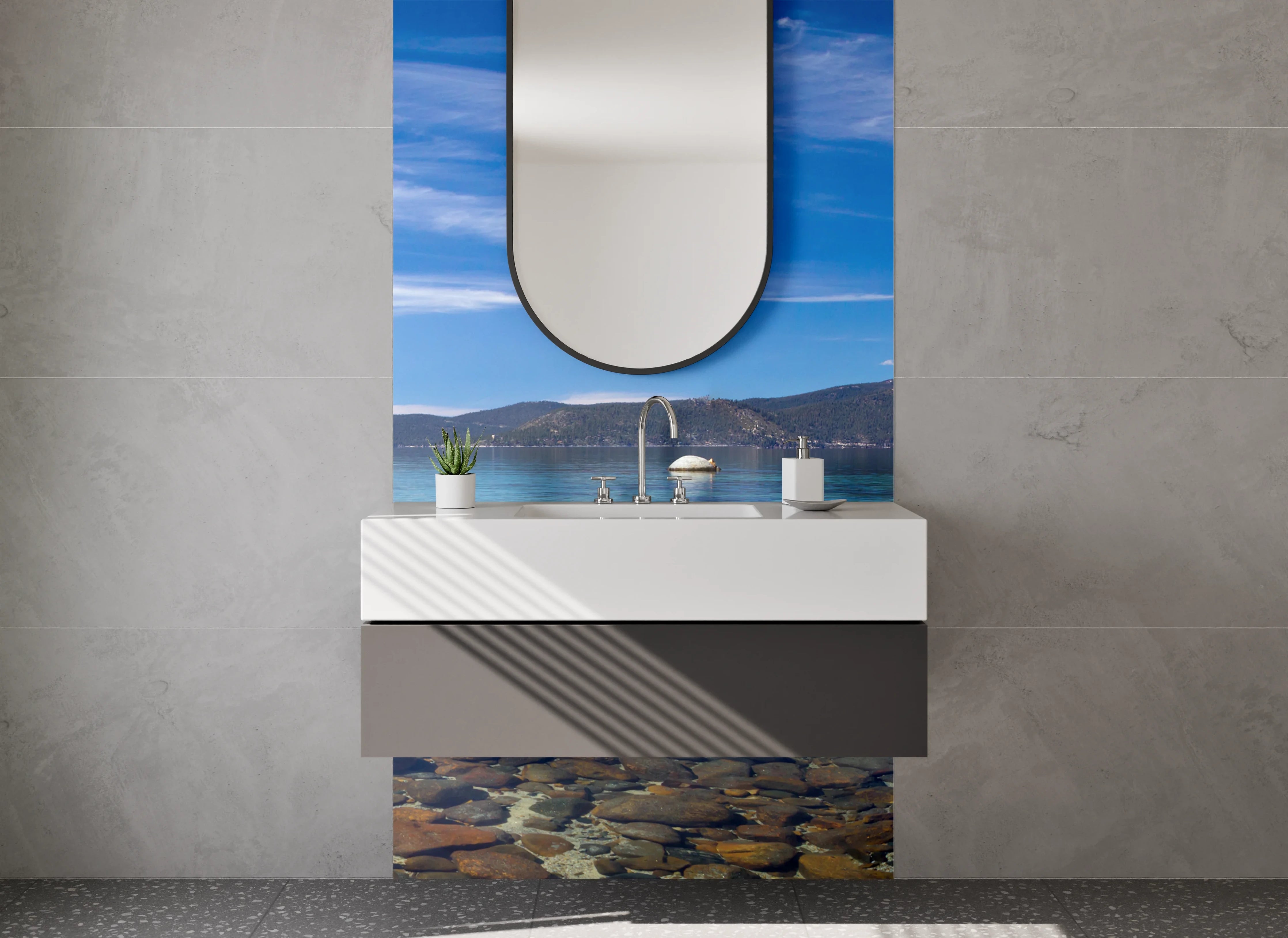 Waschbecken-Rückwand - Klares Seenpanorama mit Bergen