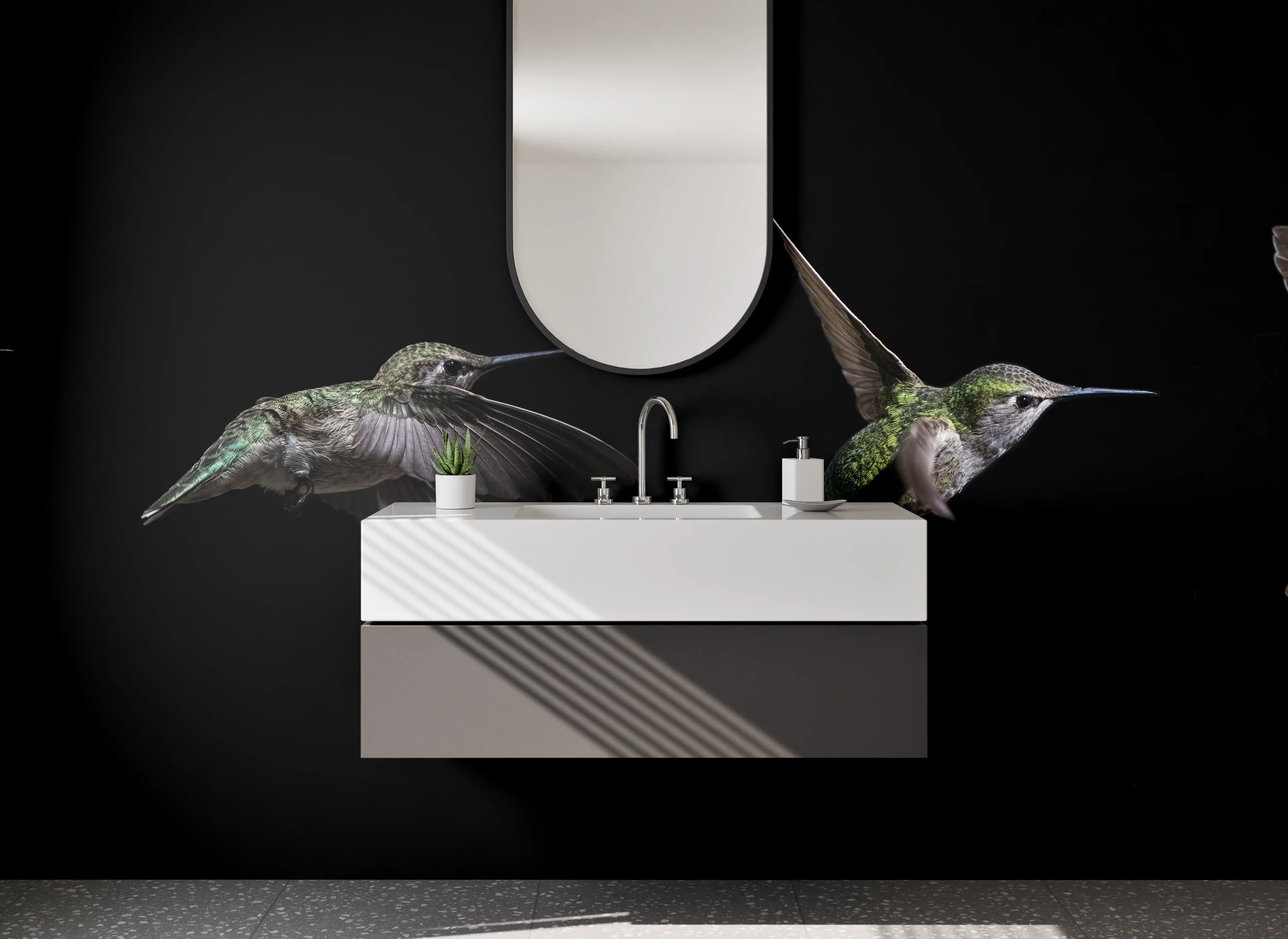 Waschbecken-Rückwand - Kolibri im Flug bei Blume Panorama