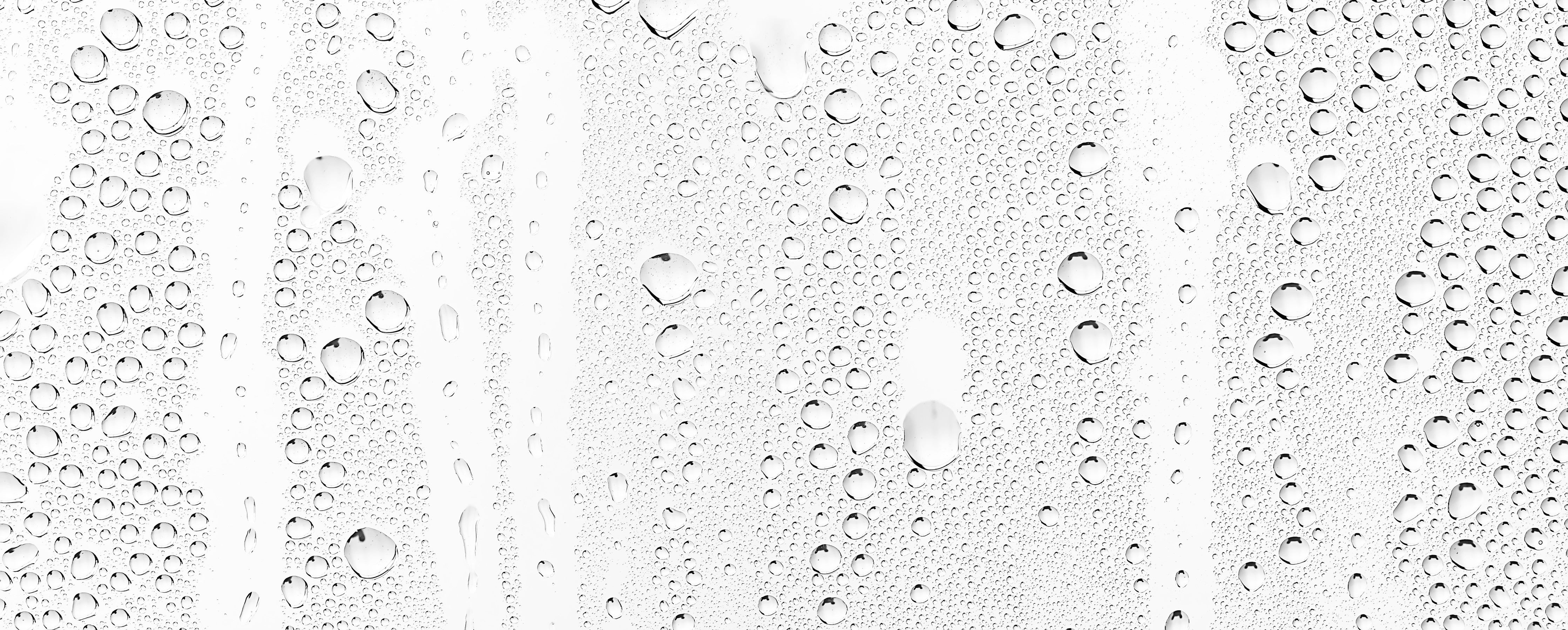 Waschbecken-Rückwand-Kondenswassertropfen auf Weiß – Modern Minimal