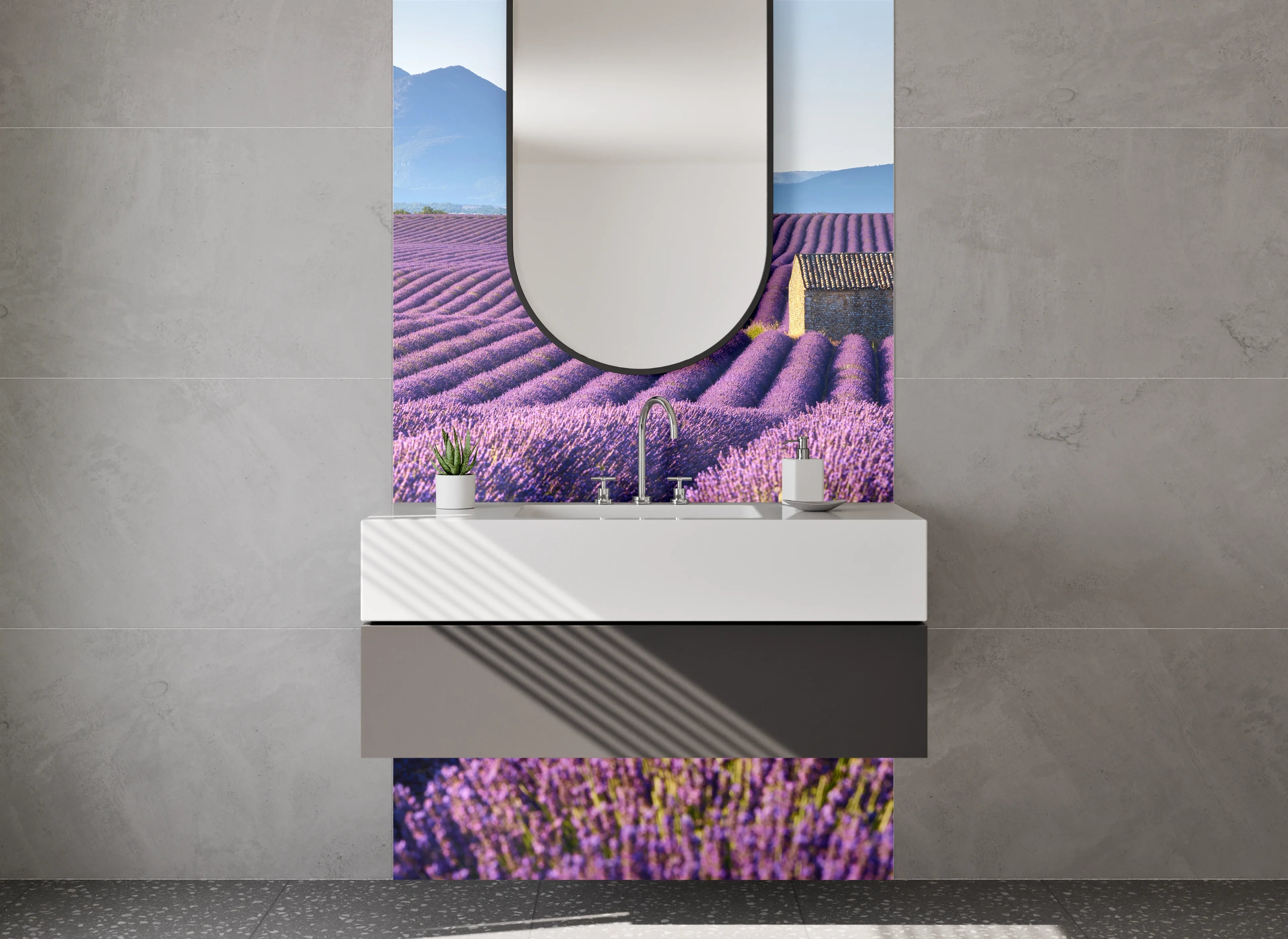 Waschbecken-Rückwand - Lavendelfeld Provence mit Bergpanorama