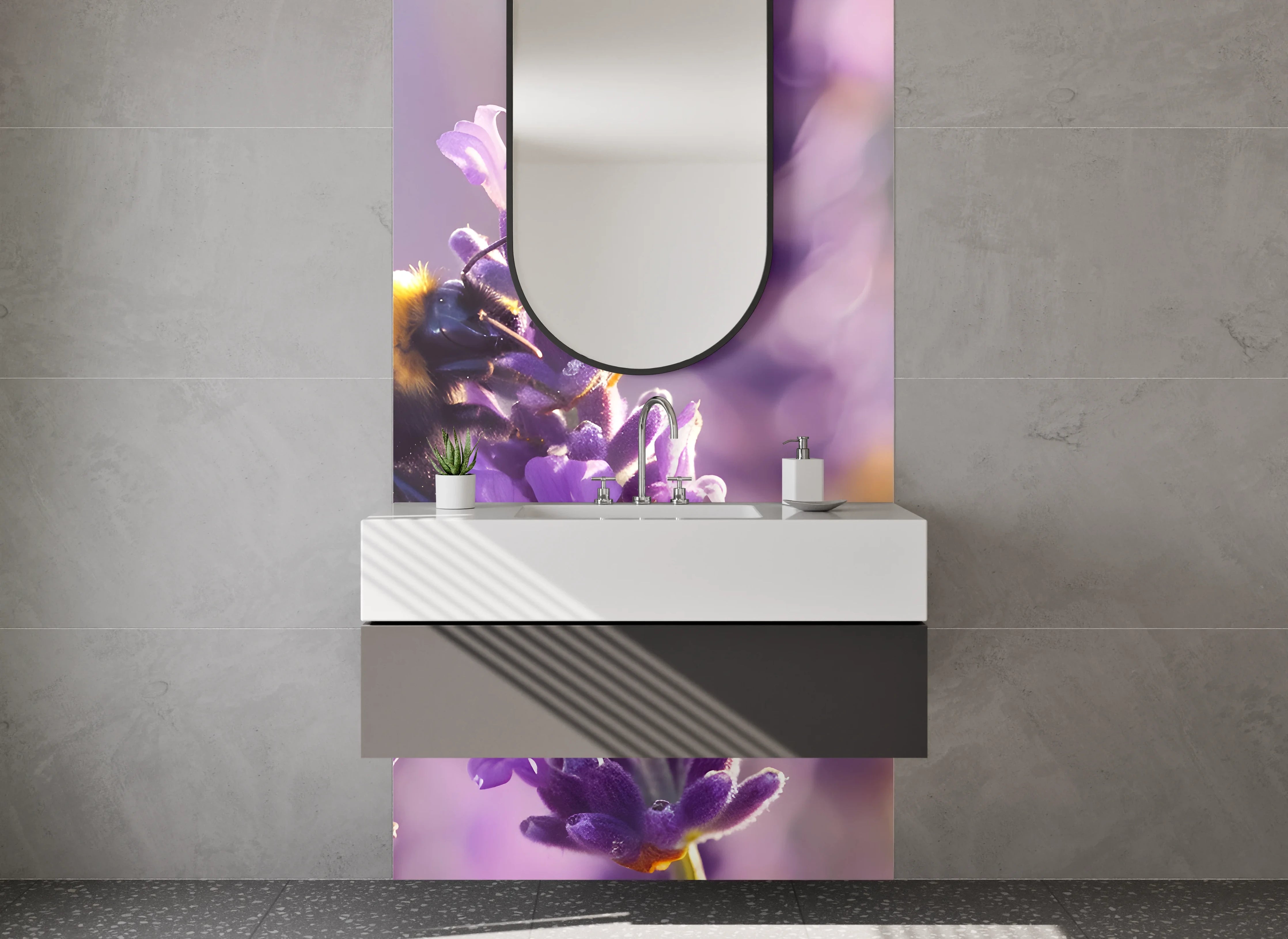 Waschbecken-Rückwand - Lavendelwiese mit Hummel Makro