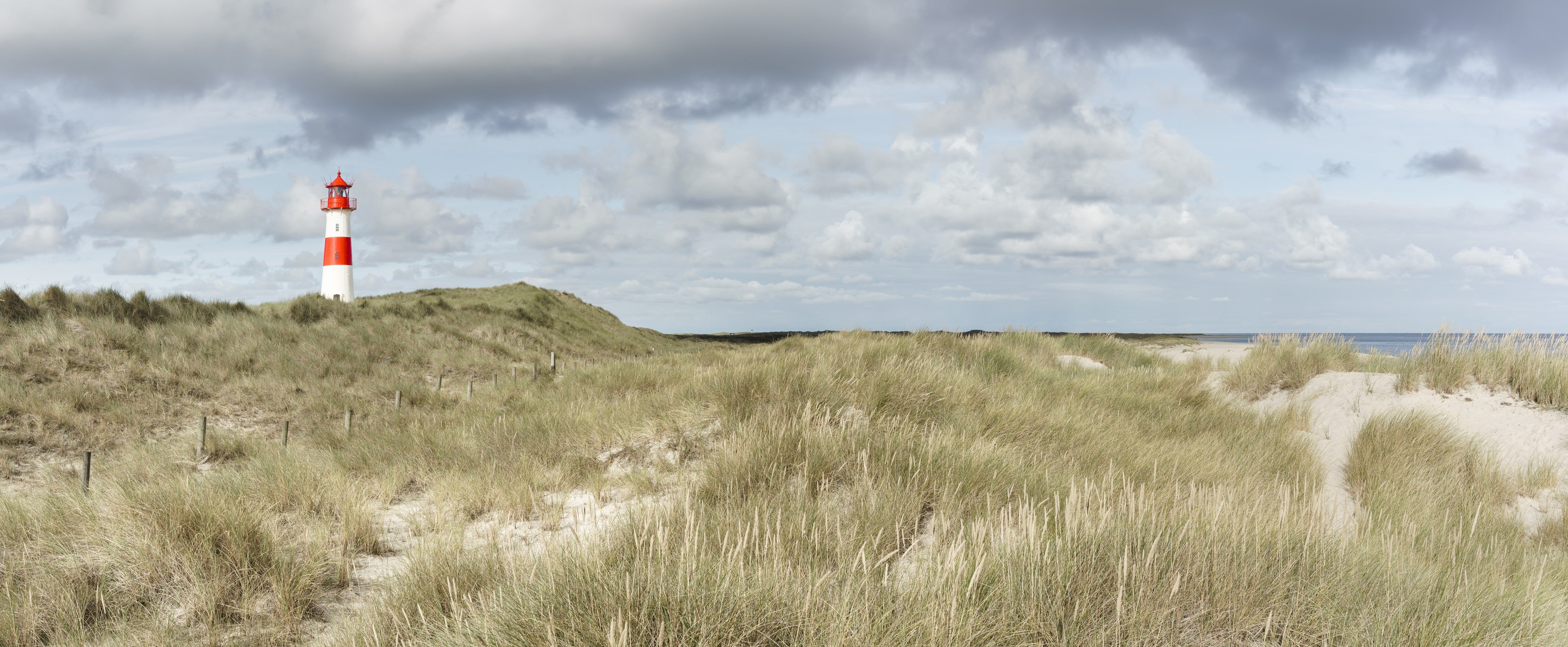 Waschbecken-Rückwand-Leuchtturm in Dünenlandschaft Panorama