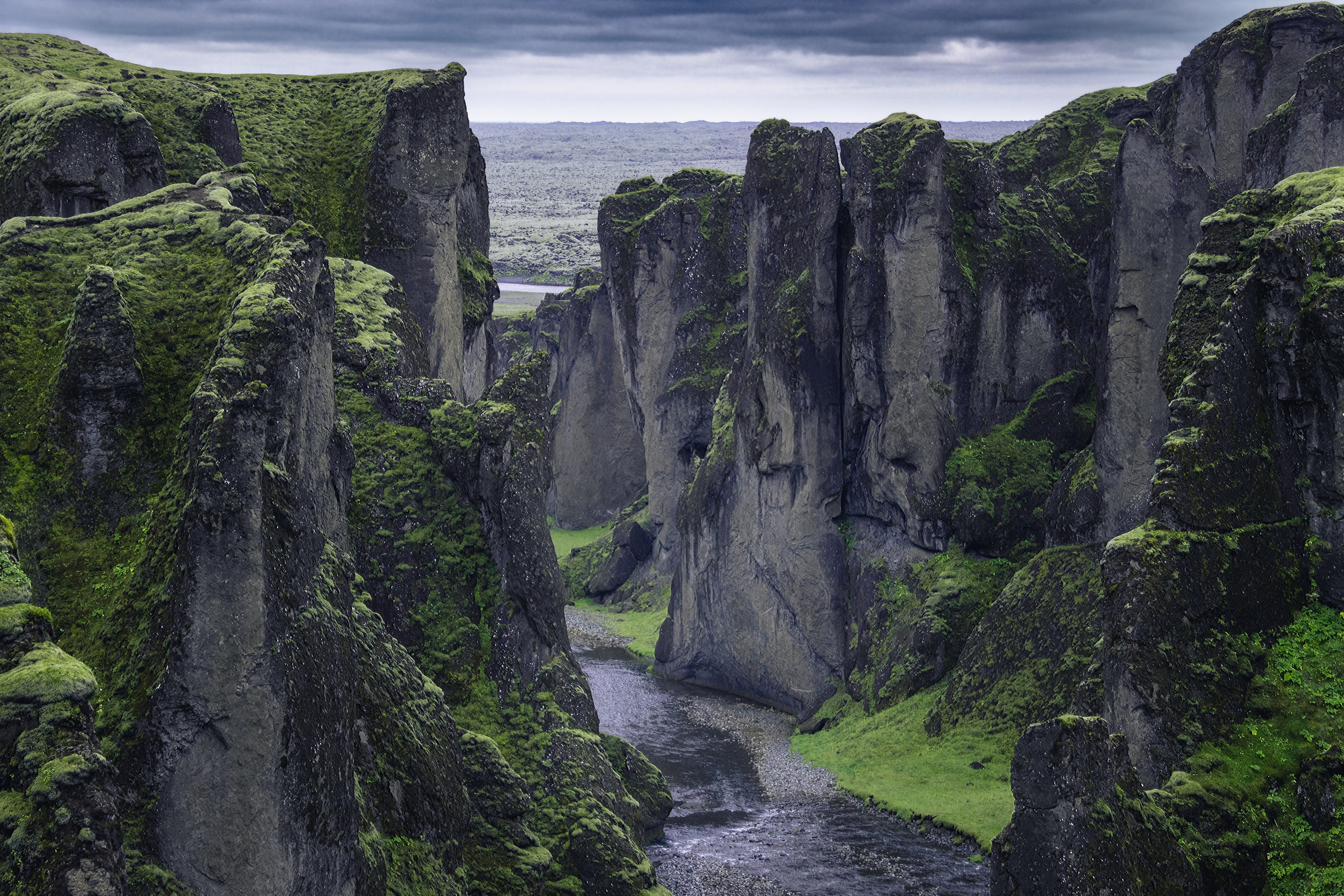 Waschbecken-Rückwand-Majestätische Klippenlandschaft mit Fluss