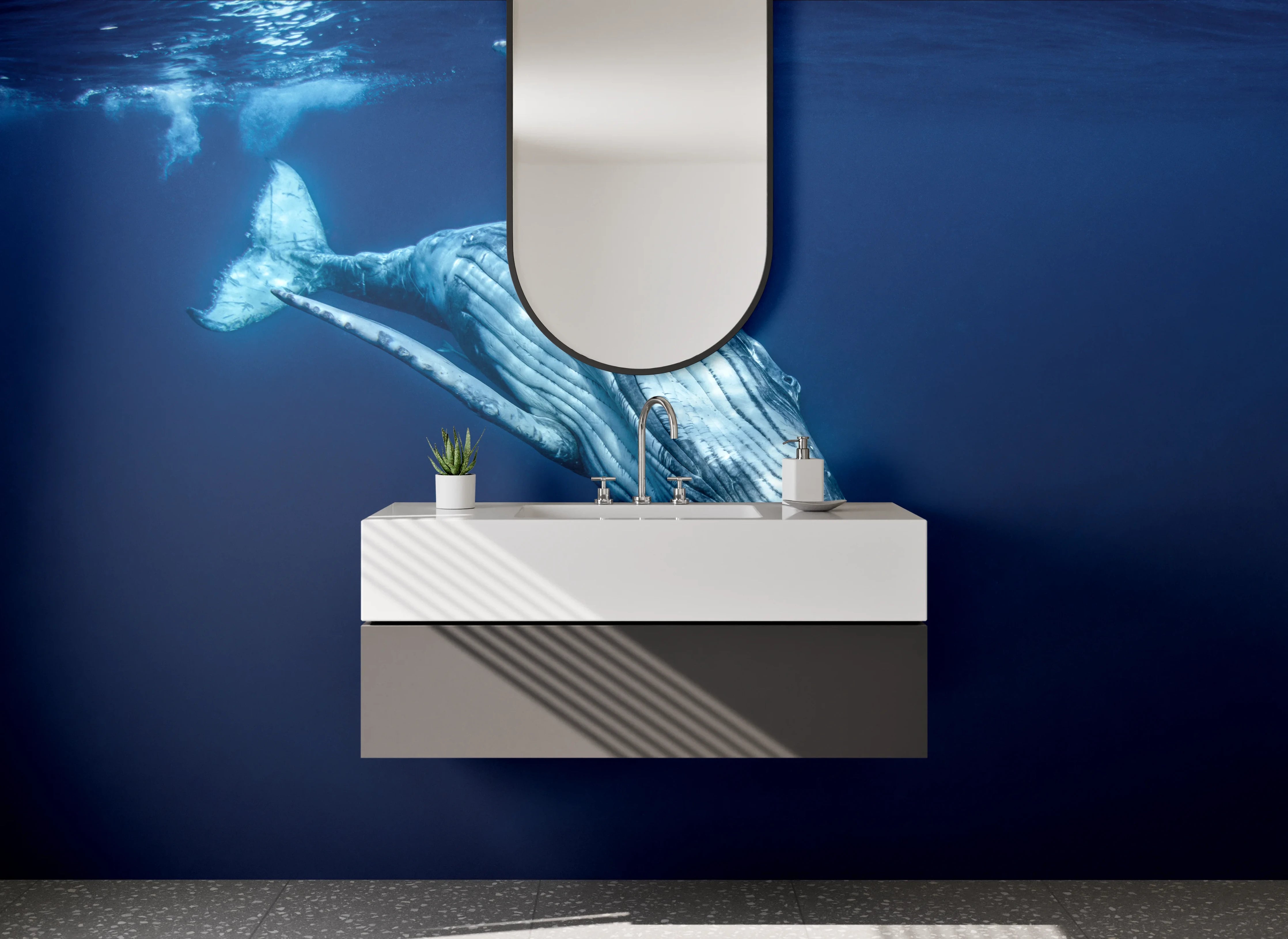 Waschbecken-Rückwand - Majestätischer Blauwal in tiefem Blau