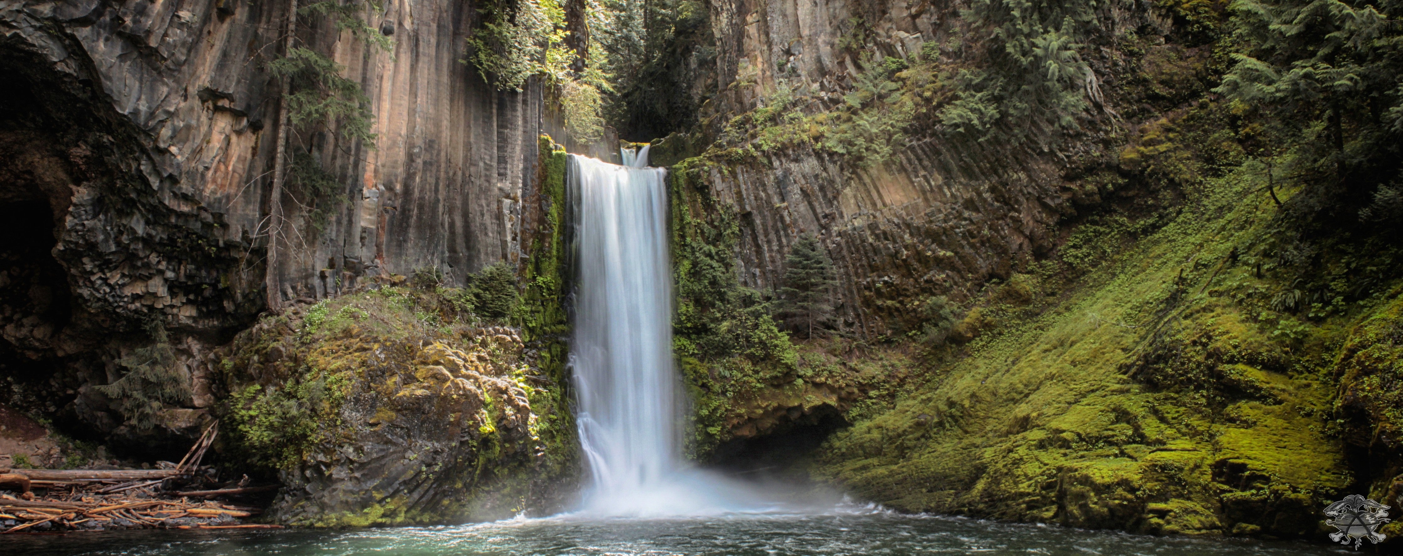 Waschbecken-Rückwand-Majestätischer Wasserfall Wald Panorama