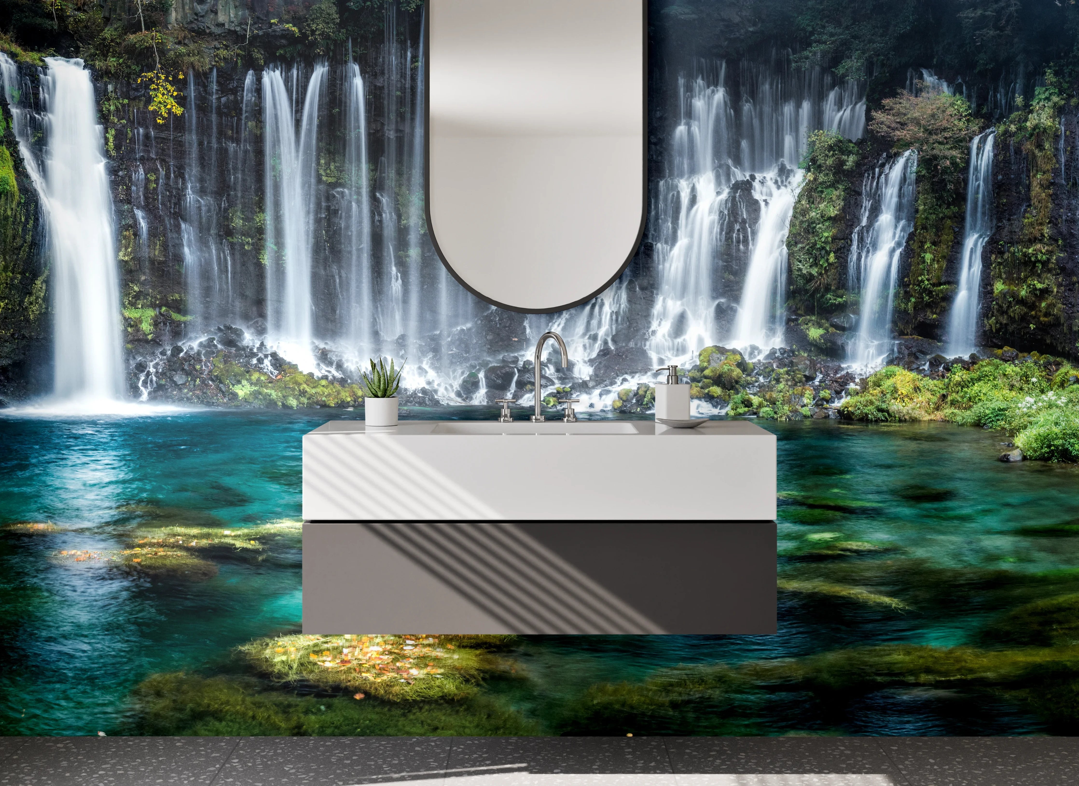 Waschbecken-Rückwand - Majestätischer Wasserfall am Waldrand