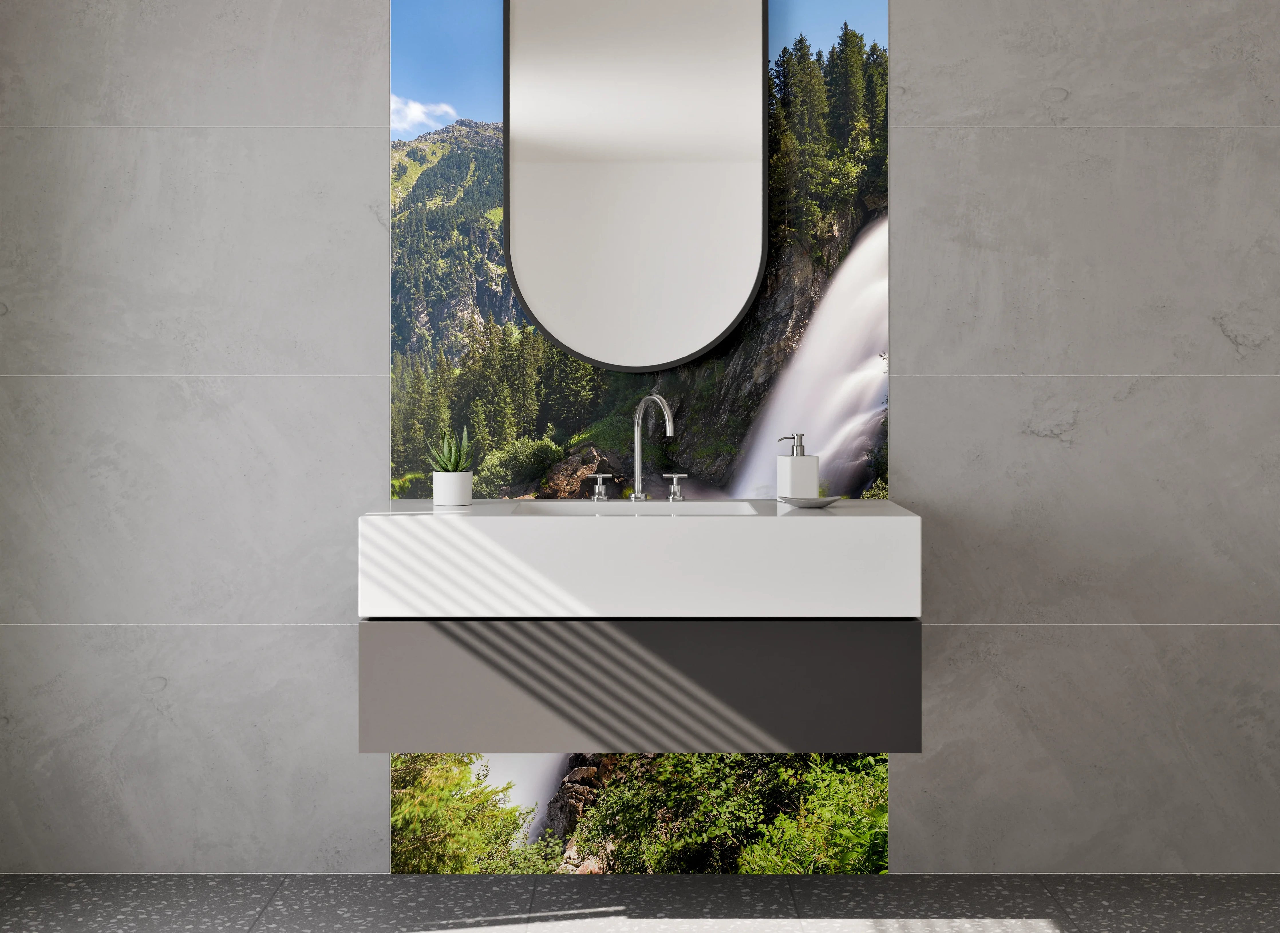 Waschbecken-Rückwand - Majestätischer Wasserfall im Gebirge