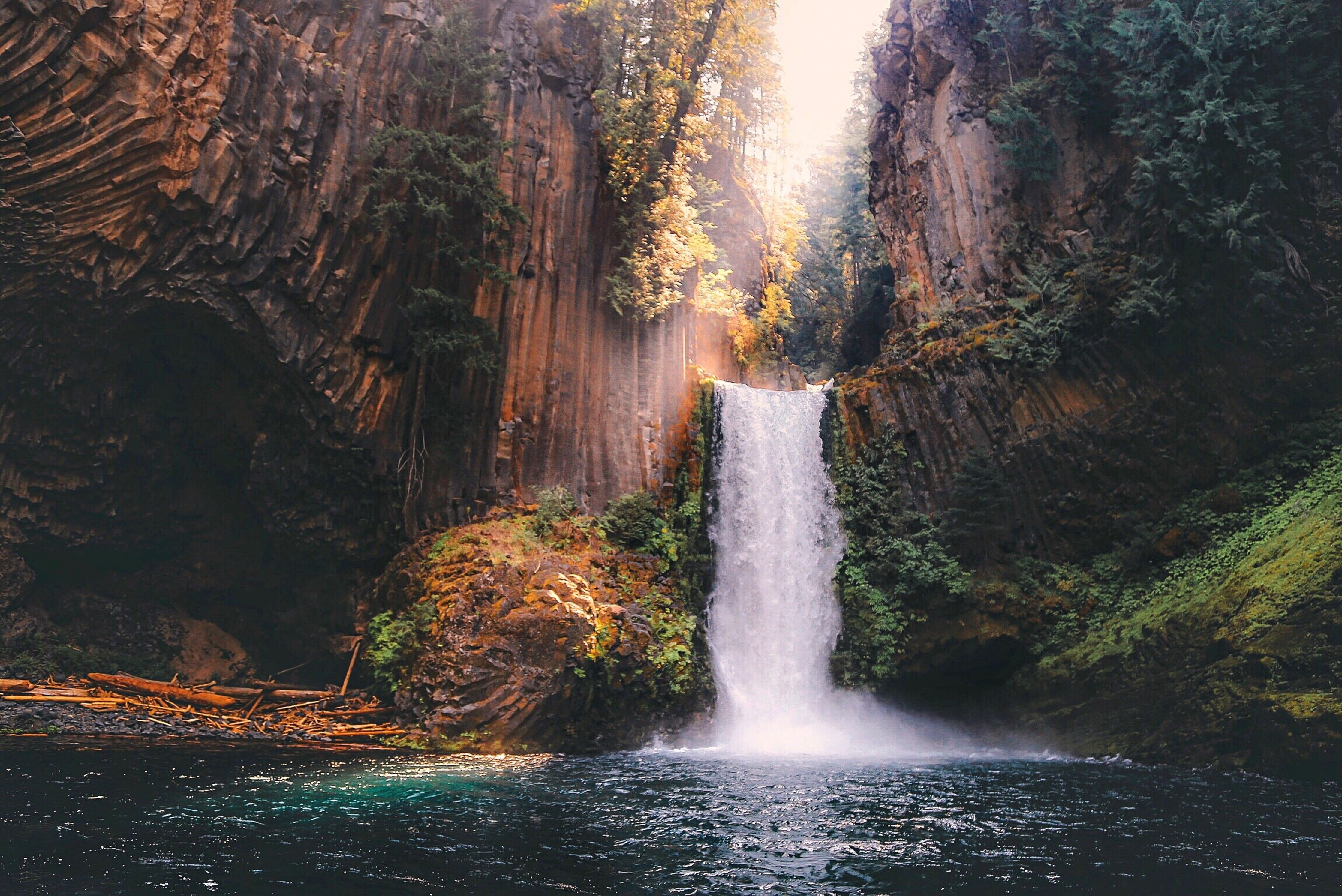 Waschbecken-Rückwand-Natur Wasserfall Schlucht Landschaft