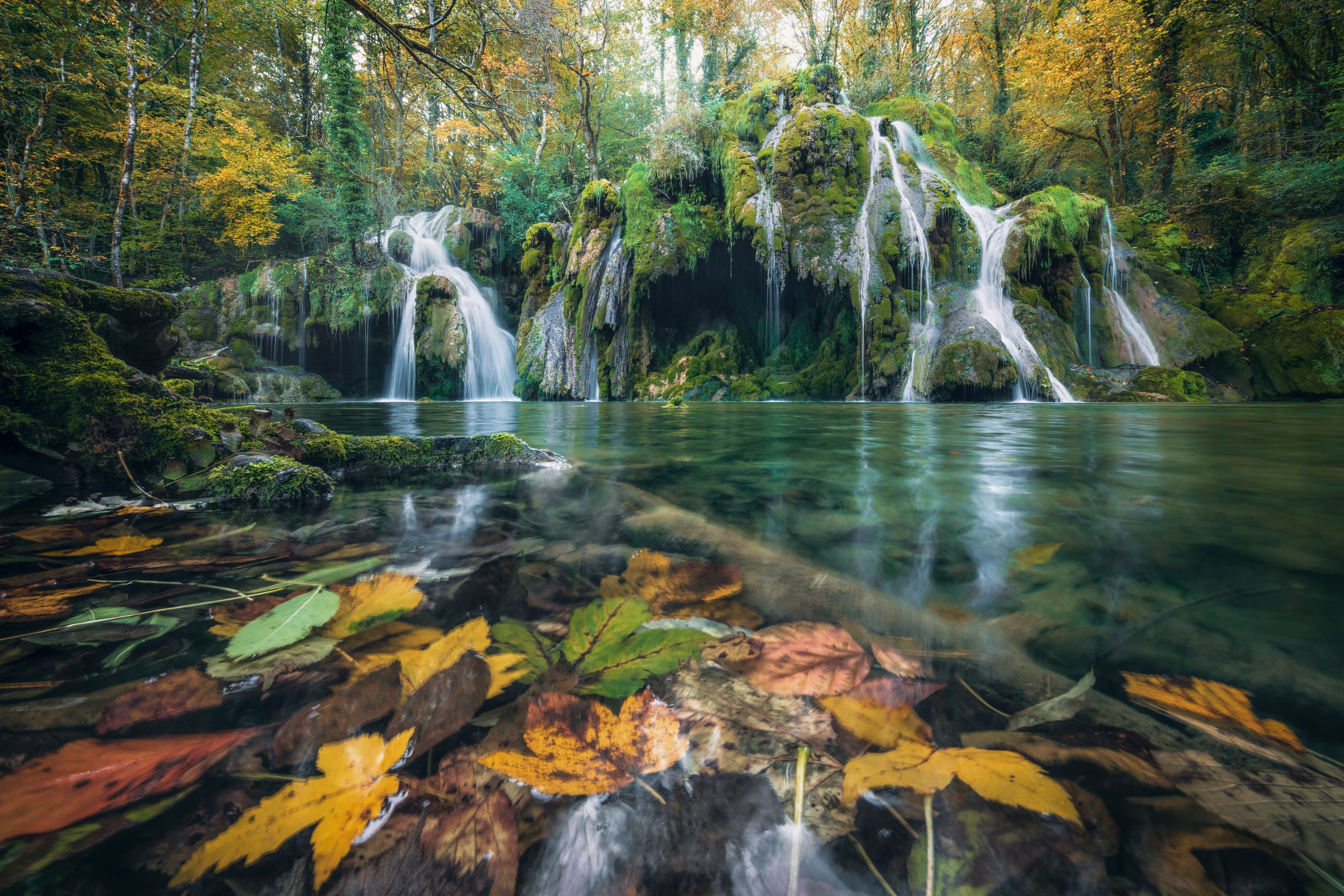 Waschbecken-Rückwand-Romantischer Waldwasserfall im Herbst