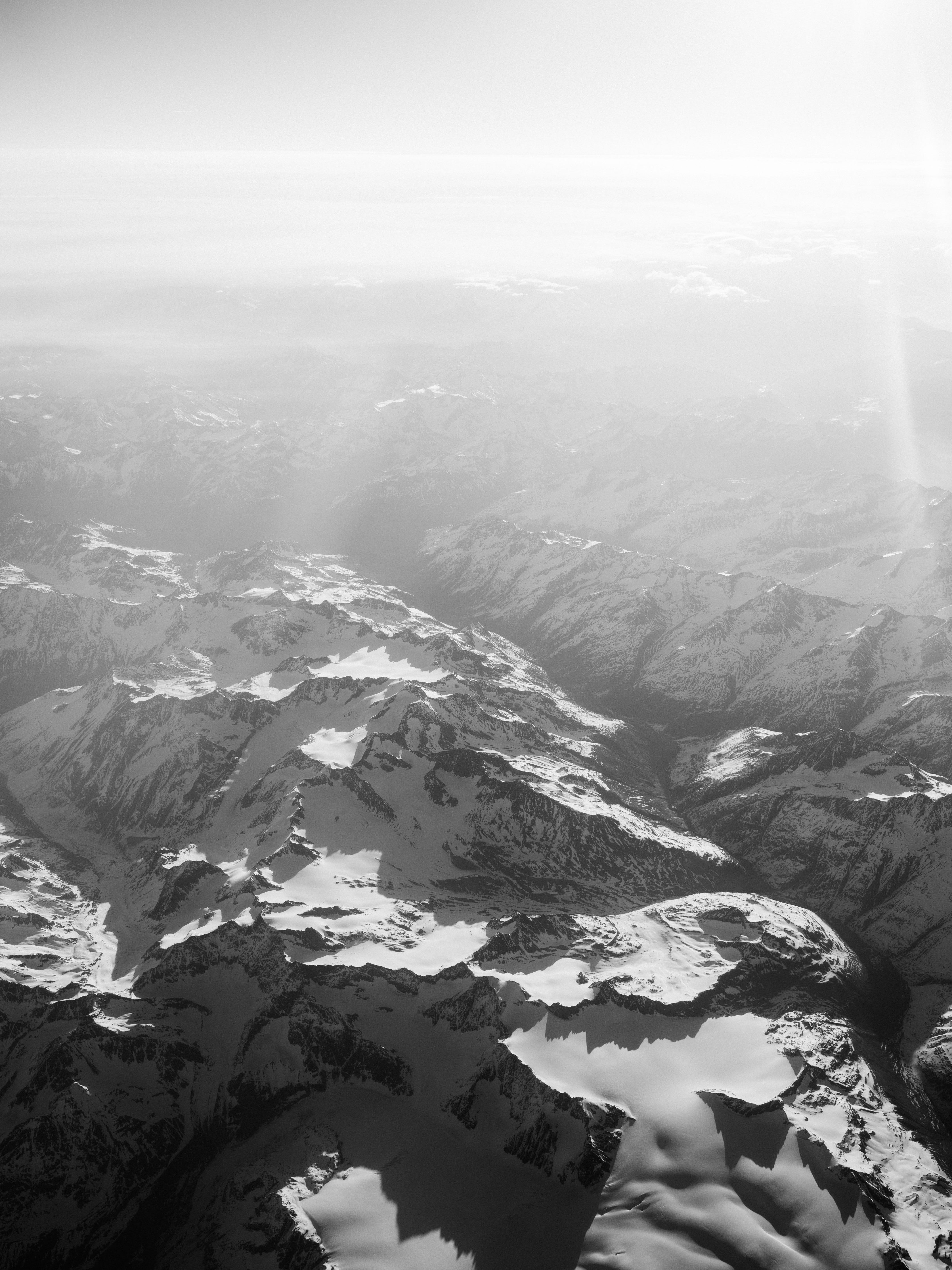 Waschbecken-Rückwand-Schneegepanzerte Berge in Schwarz-Weiß