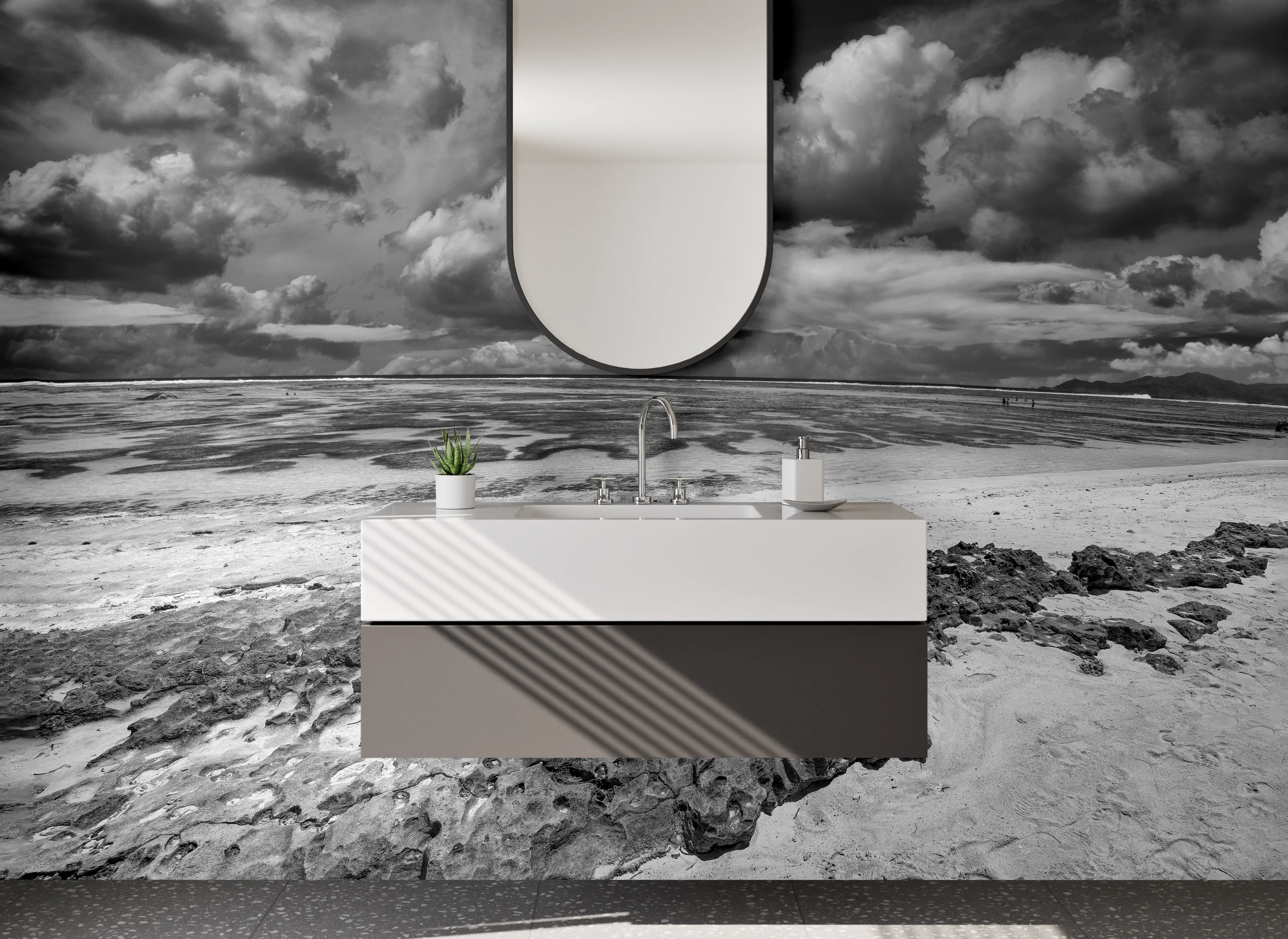 Waschbecken-Rückwand - Schwarz-Weiß Strandlandschaft mit dramatischen Wolken