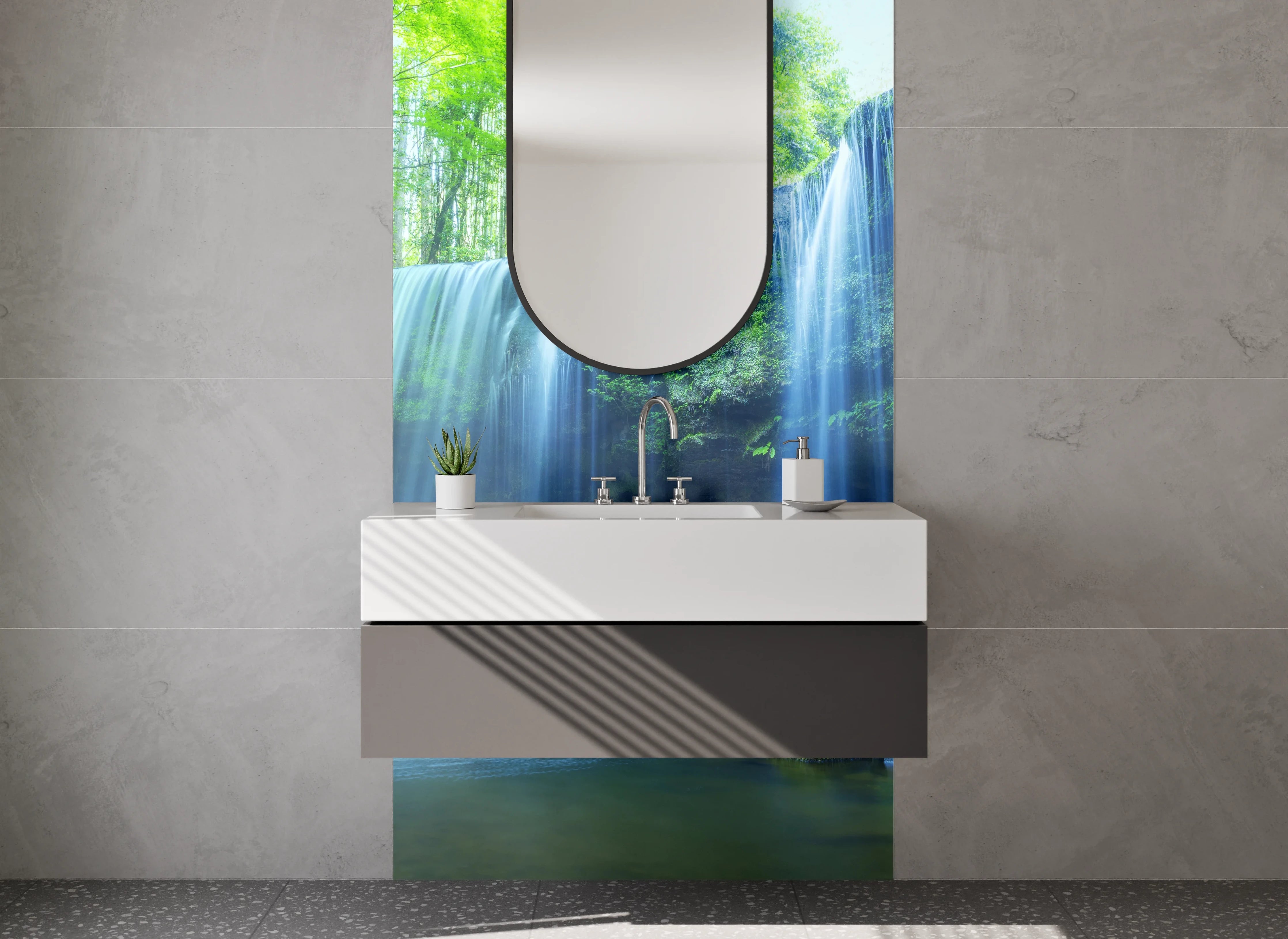 Waschbecken-Rückwand - Silbergrauer Wasserfall zwischen Moosgrün