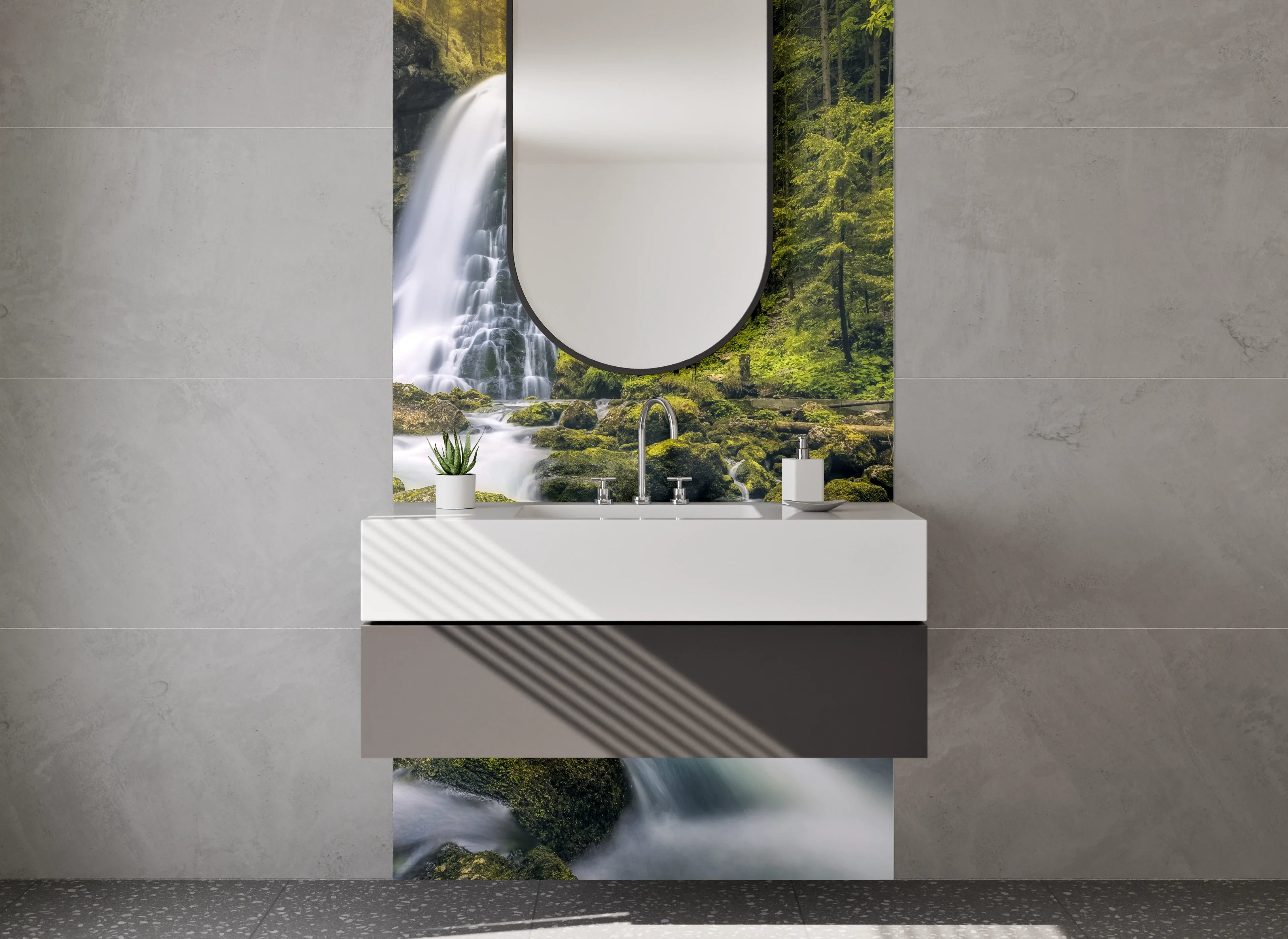 Waschbecken-Rückwand - Silberne Wasserströme im Nebelwald