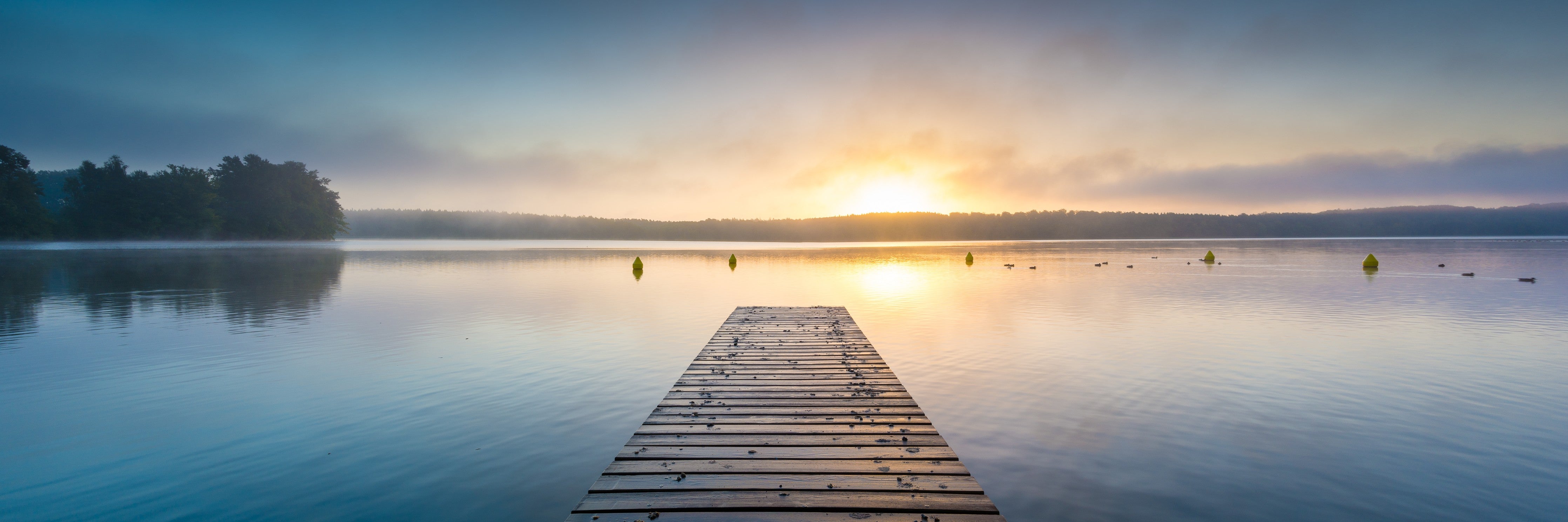 Waschbecken-Rückwand-Sonnenaufgang über ruhigem See mit Steg