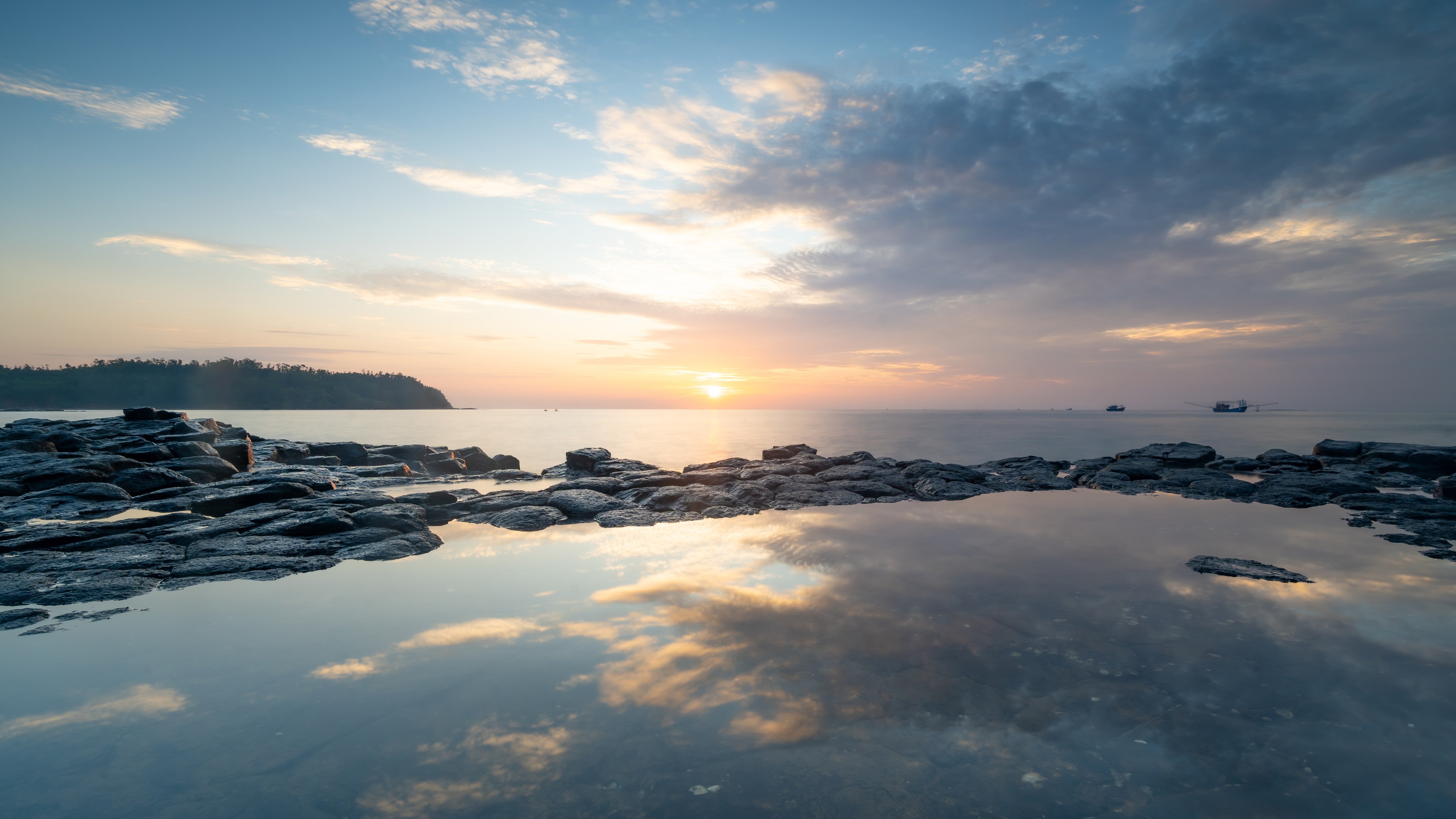 Waschbecken-Rückwand-Sonnenuntergang am ruhigen Küstenmeer