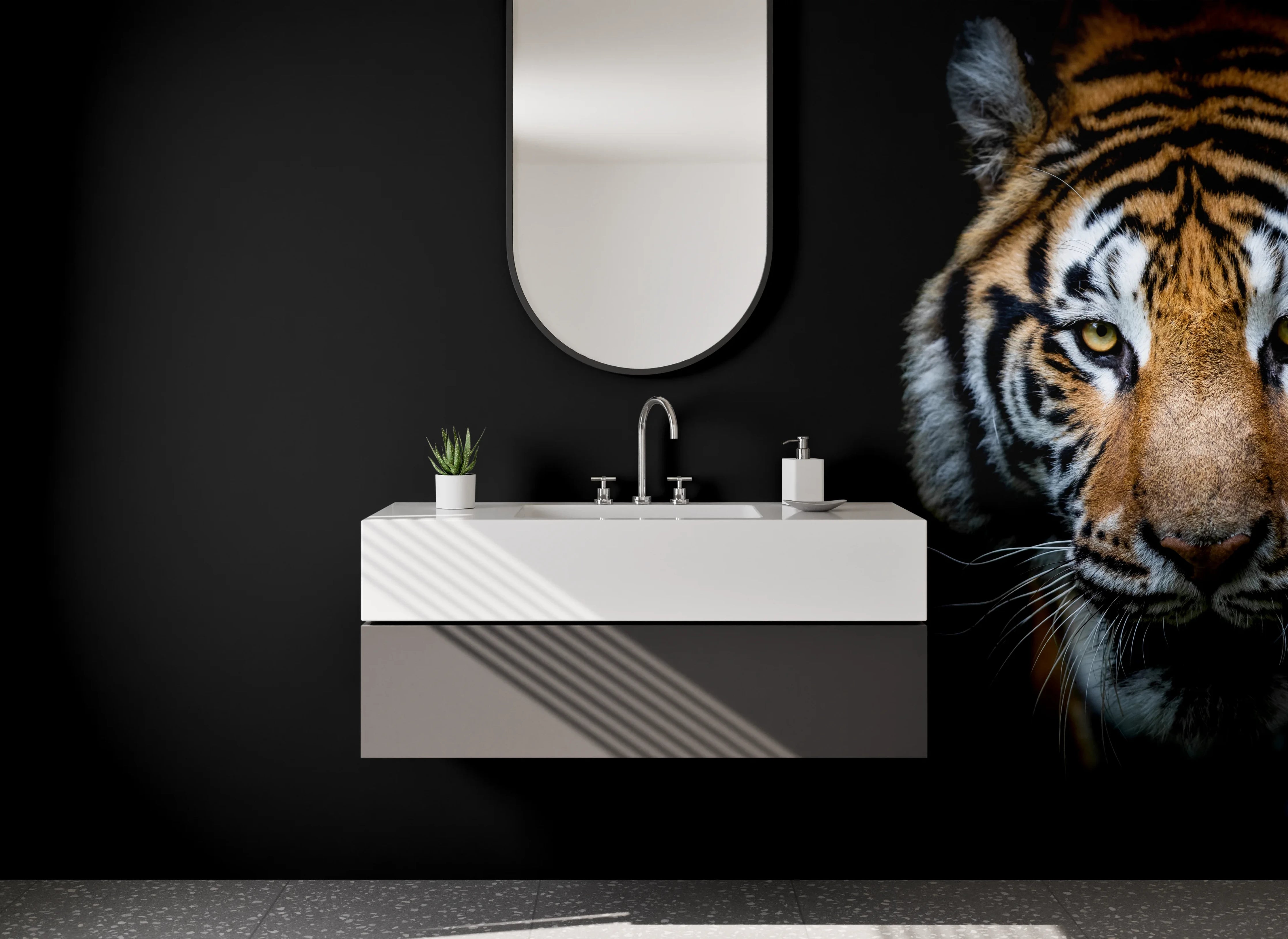 Waschbecken-Rückwand - Tiger Porträt auf Schwarz – Kraftvoll