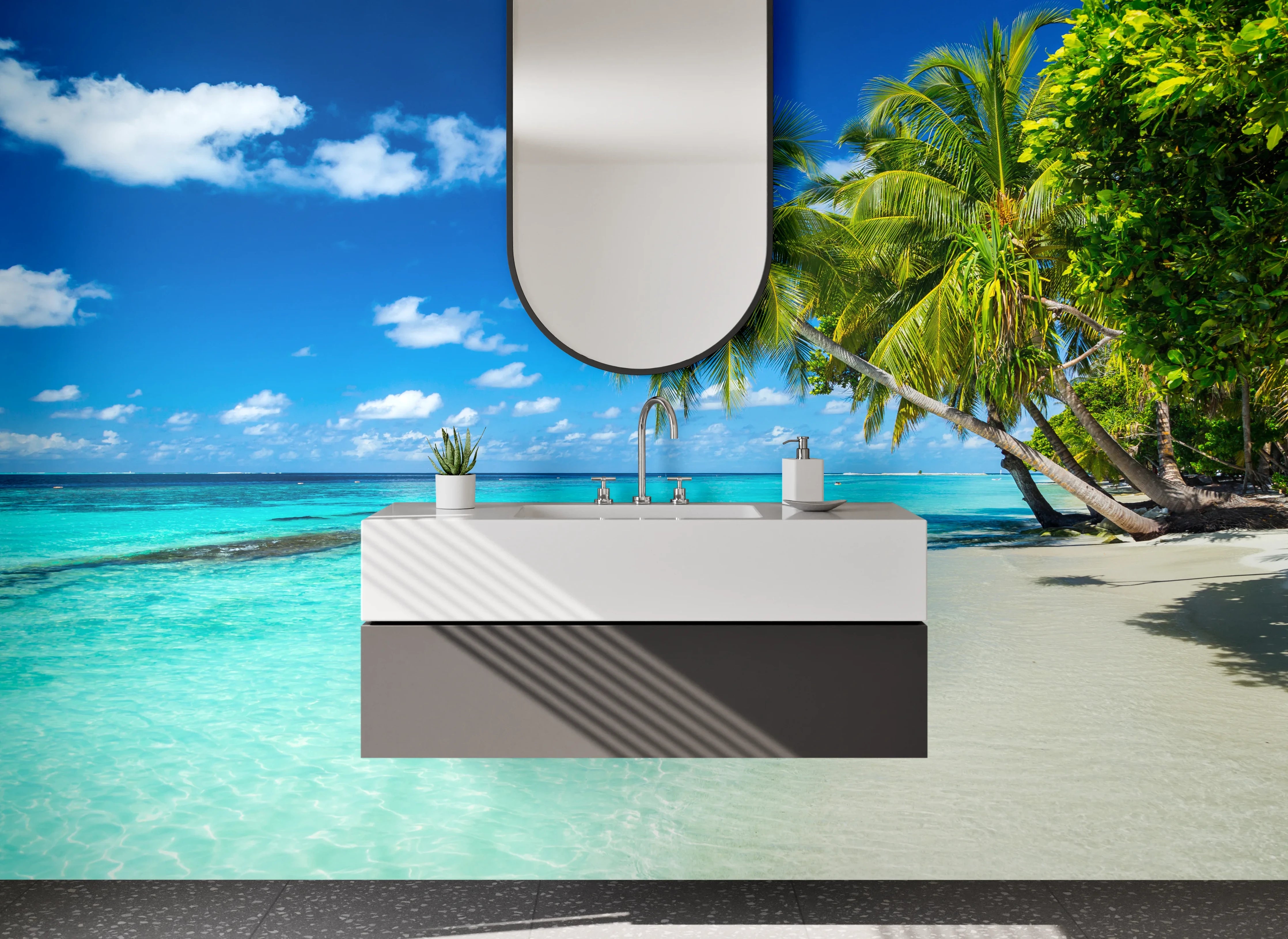 Waschbecken-Rückwand - Tropischer Strand mit Palmen und klarem Wasser