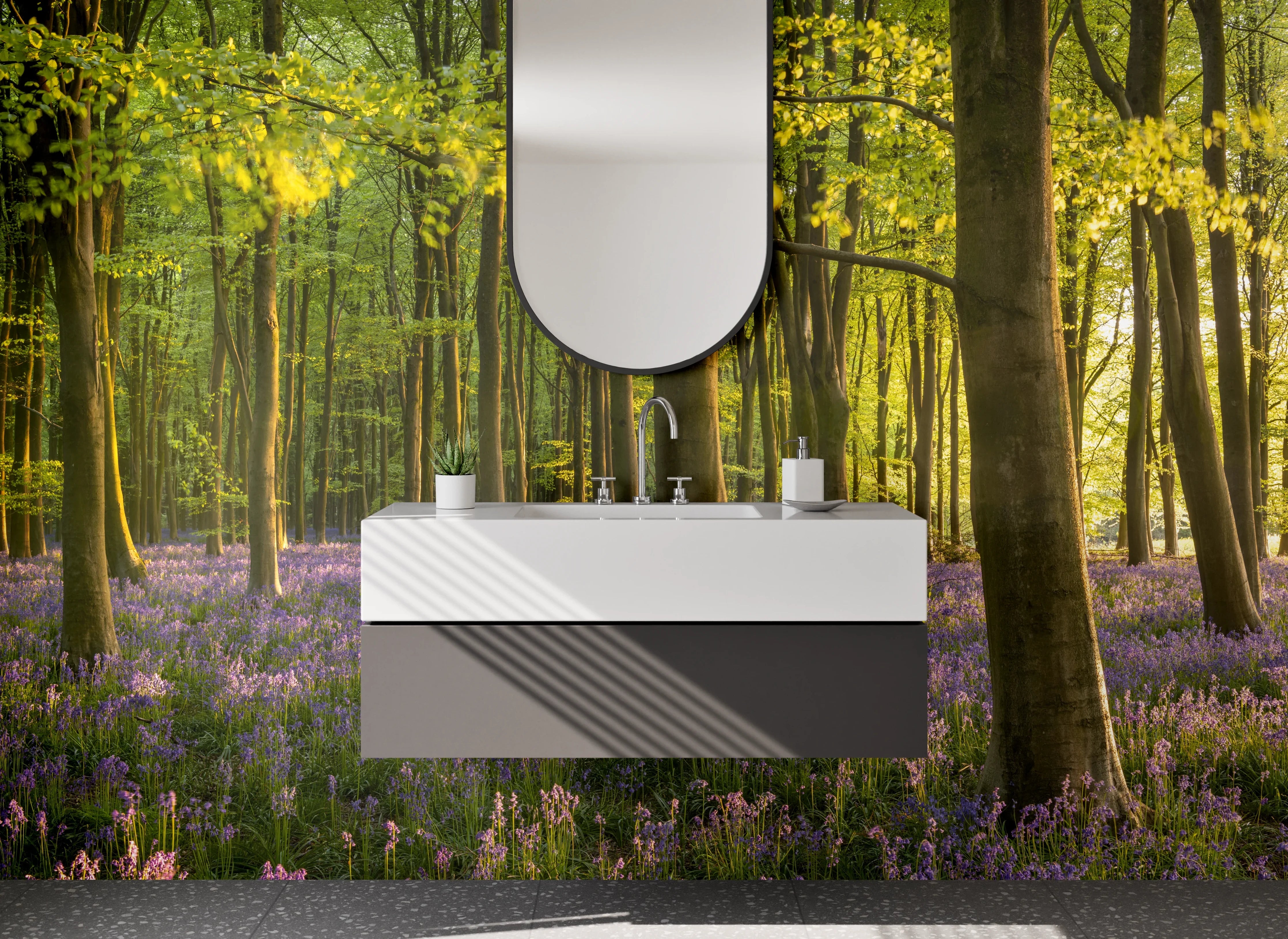 Waschbecken-Rückwand - Wald im Frühlingslicht mit blühendem Boden