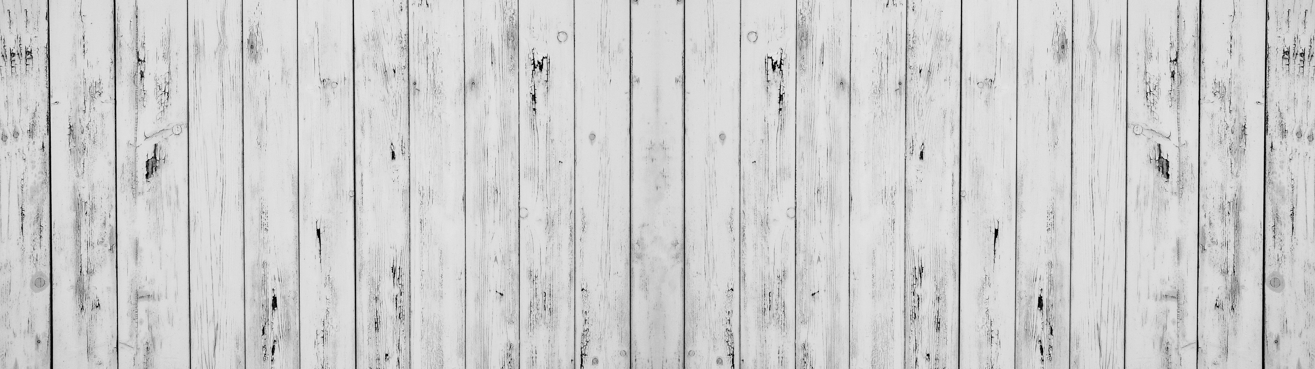 Waschbecken-Rückwand-Weiße Holzvertäfelung mit nostalgischem Charme