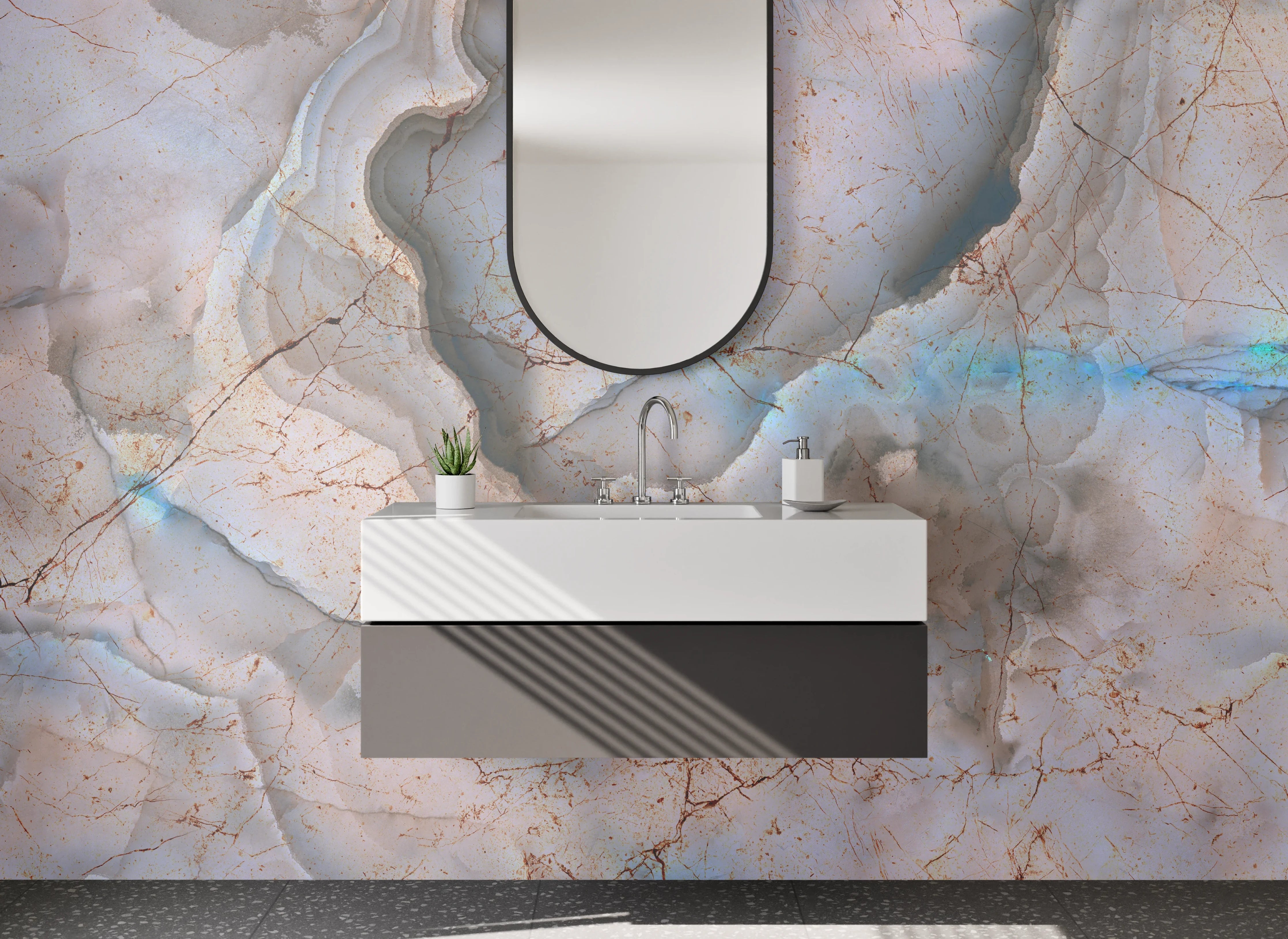 Waschbecken-Rückwand - Weiße Marmorwand mit feinen Gold- und Rostflecken