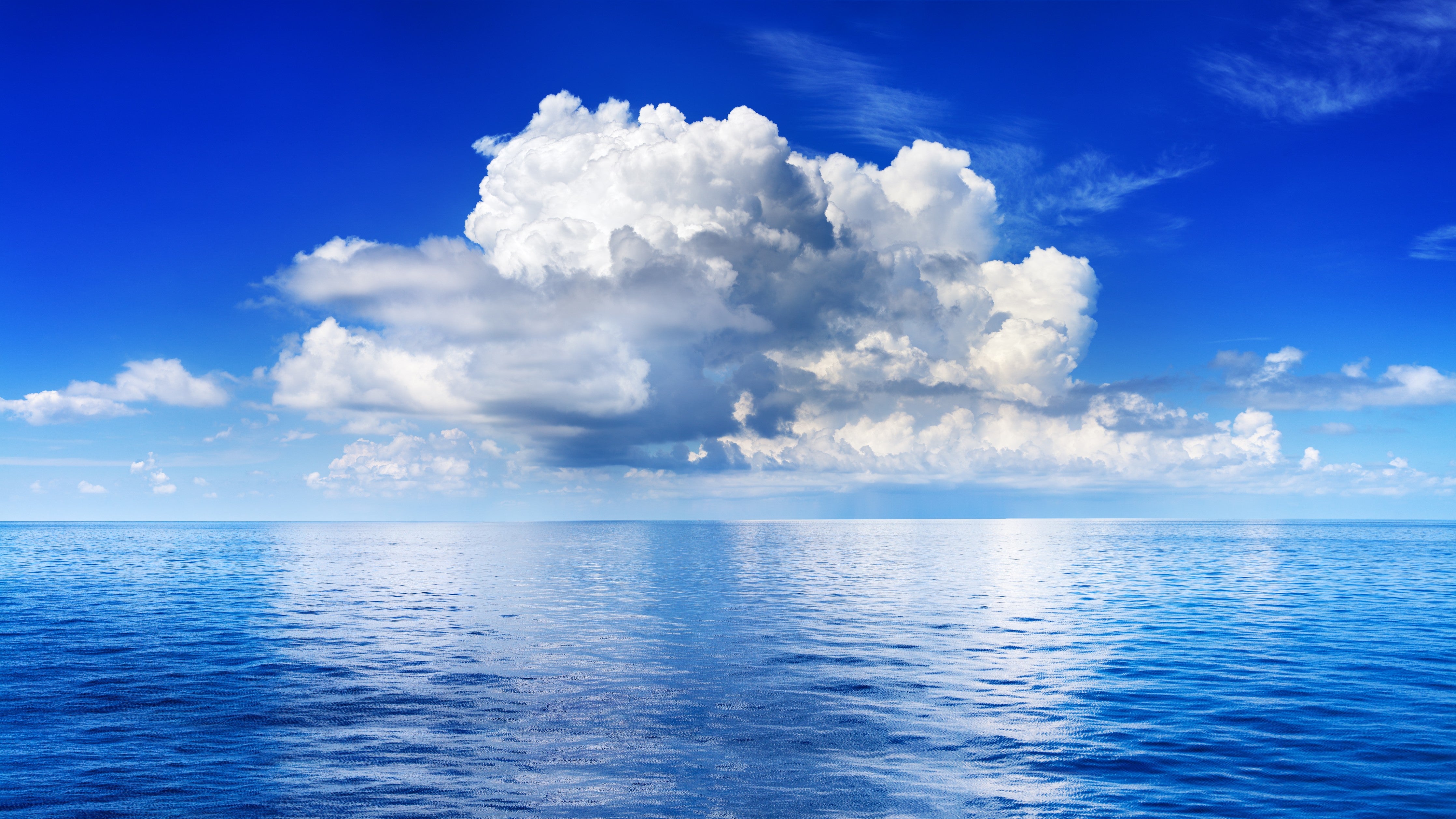 Waschbecken-Rückwand-Wolken über ruhigem Ozean