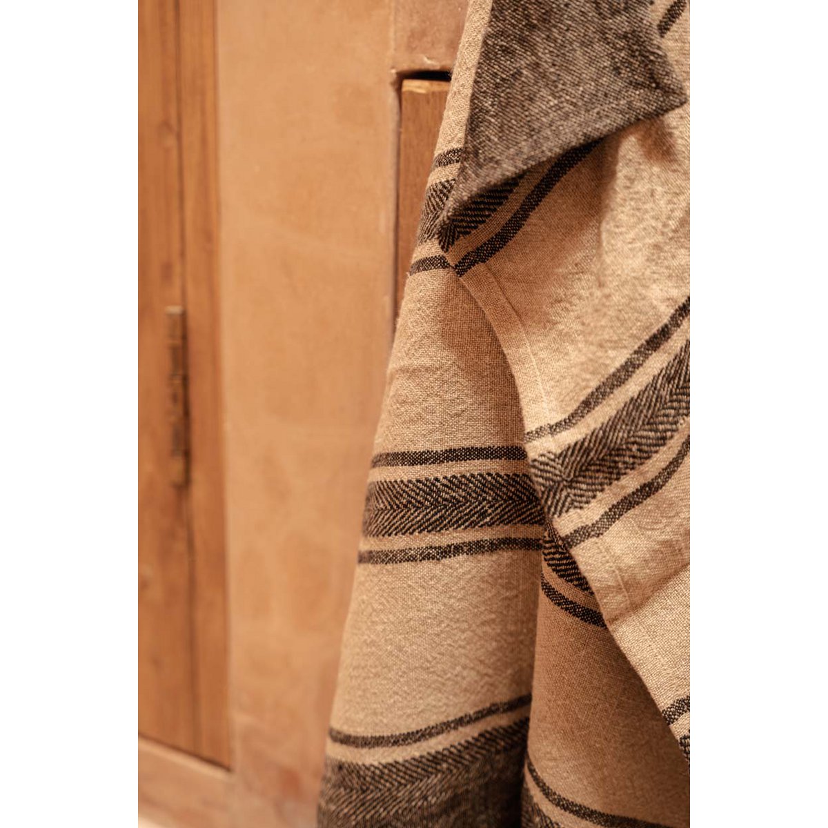 Das Linen Smudge Küchentuch – Naturschwarz – 50 x 70