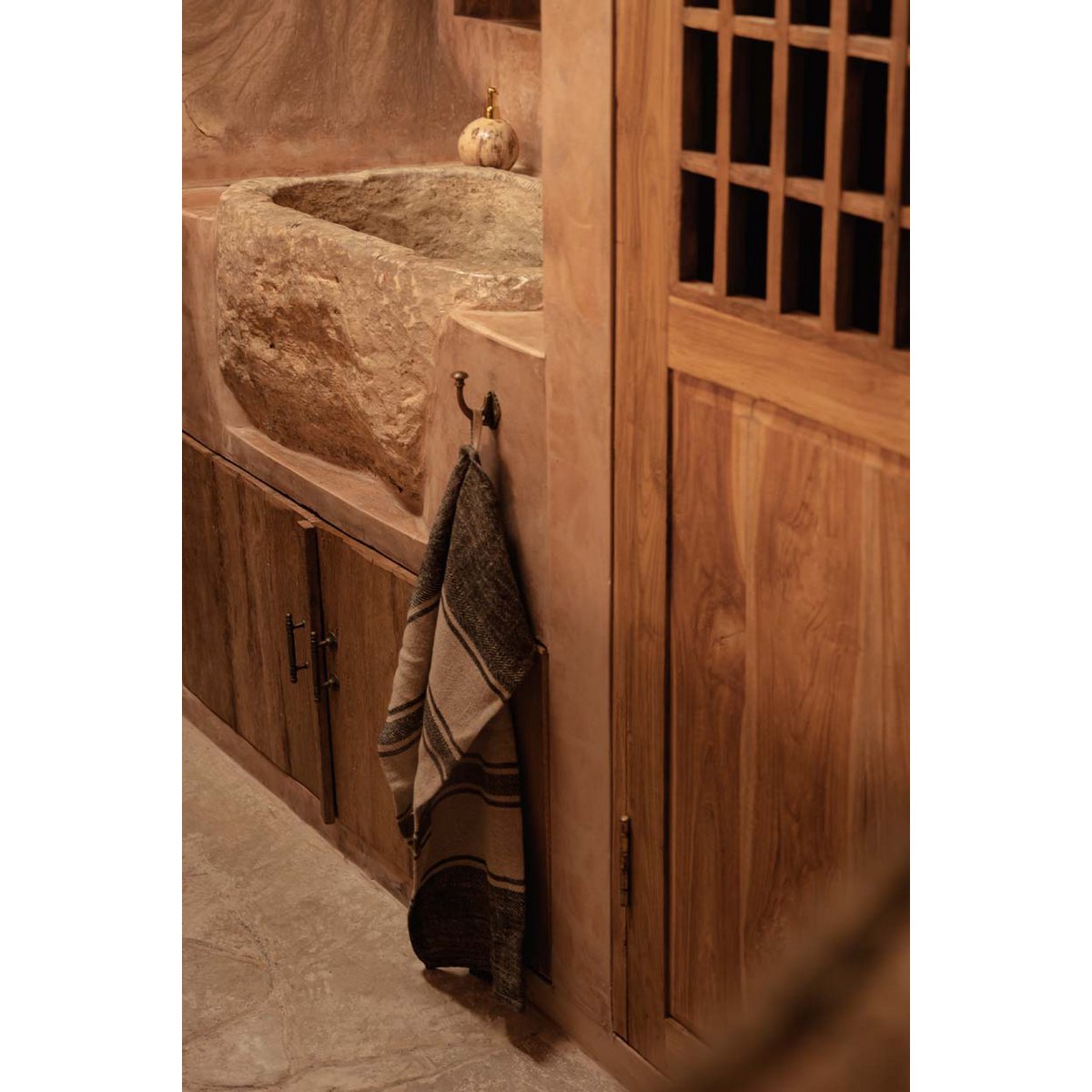 Das Linen Smudge Küchentuch – Naturschwarz – 50 x 70