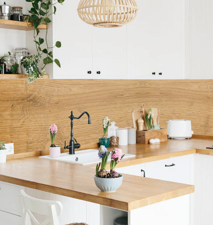 Küchenrückwand mit Holzoptik in einer weißen Küche