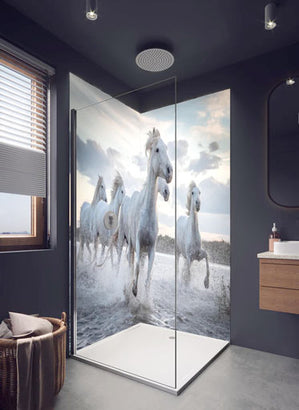 Duschrückwand mit Pferdemotiv in einer Dusche