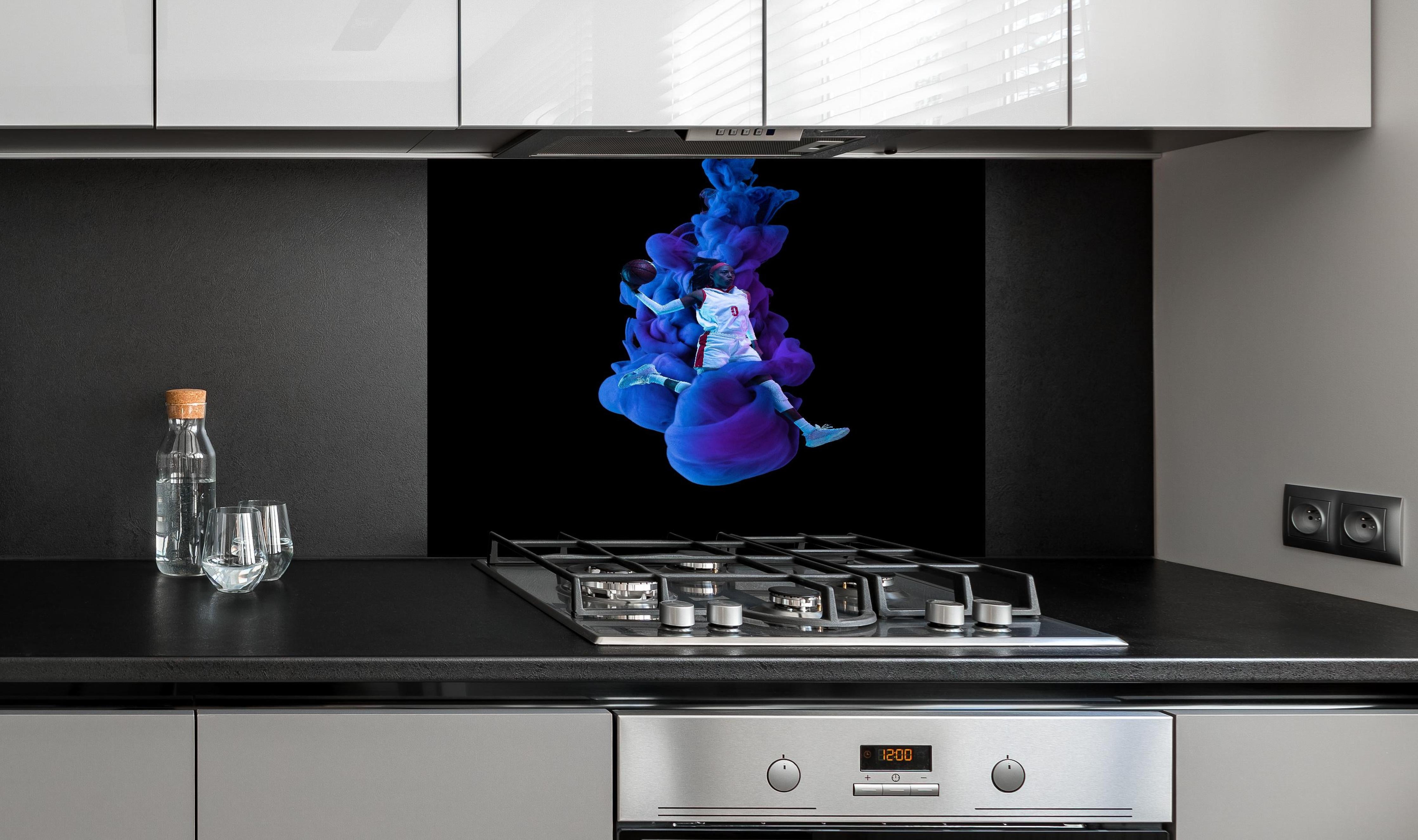 Spritzschutz - Junge Basketballspielerin in blau/lila Rauch hinter einem Cerankochfeld zwischen Holz-Kochutensilien
