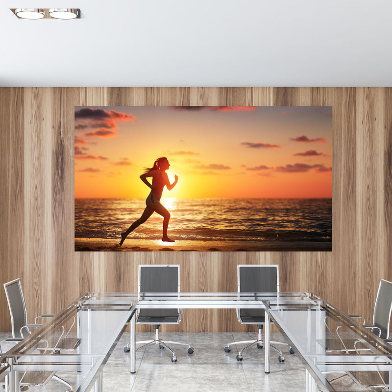 Office Poster  - Office Poster - Läuferin am Strand im Sonnnenuntergang in einem Konferenzraum mit Glastisch und Holzwand