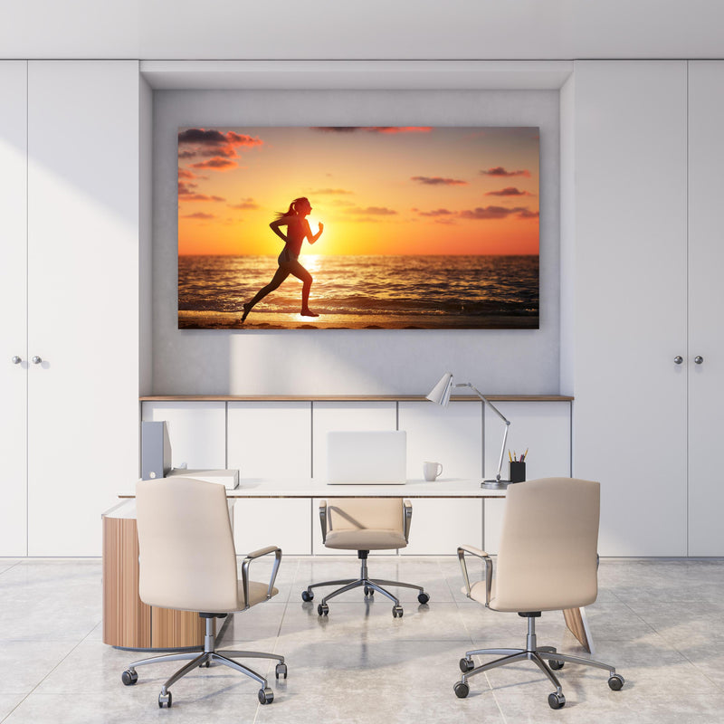 Office Poster  - Office Poster - Läuferin am Strand im Sonnnenuntergang hinter weißem Holzschreibtisch mit Tischlampe