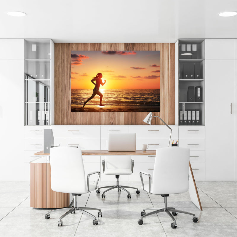 Office Poster  - Office Poster - Läuferin am Strand im Sonnnenuntergang an einer Holzwand hängend im Büroraum
Office Poster  - Office Poster - Läuferin am Strand im Sonnnenuntergang an einer Holzwand hängend im Büroraum