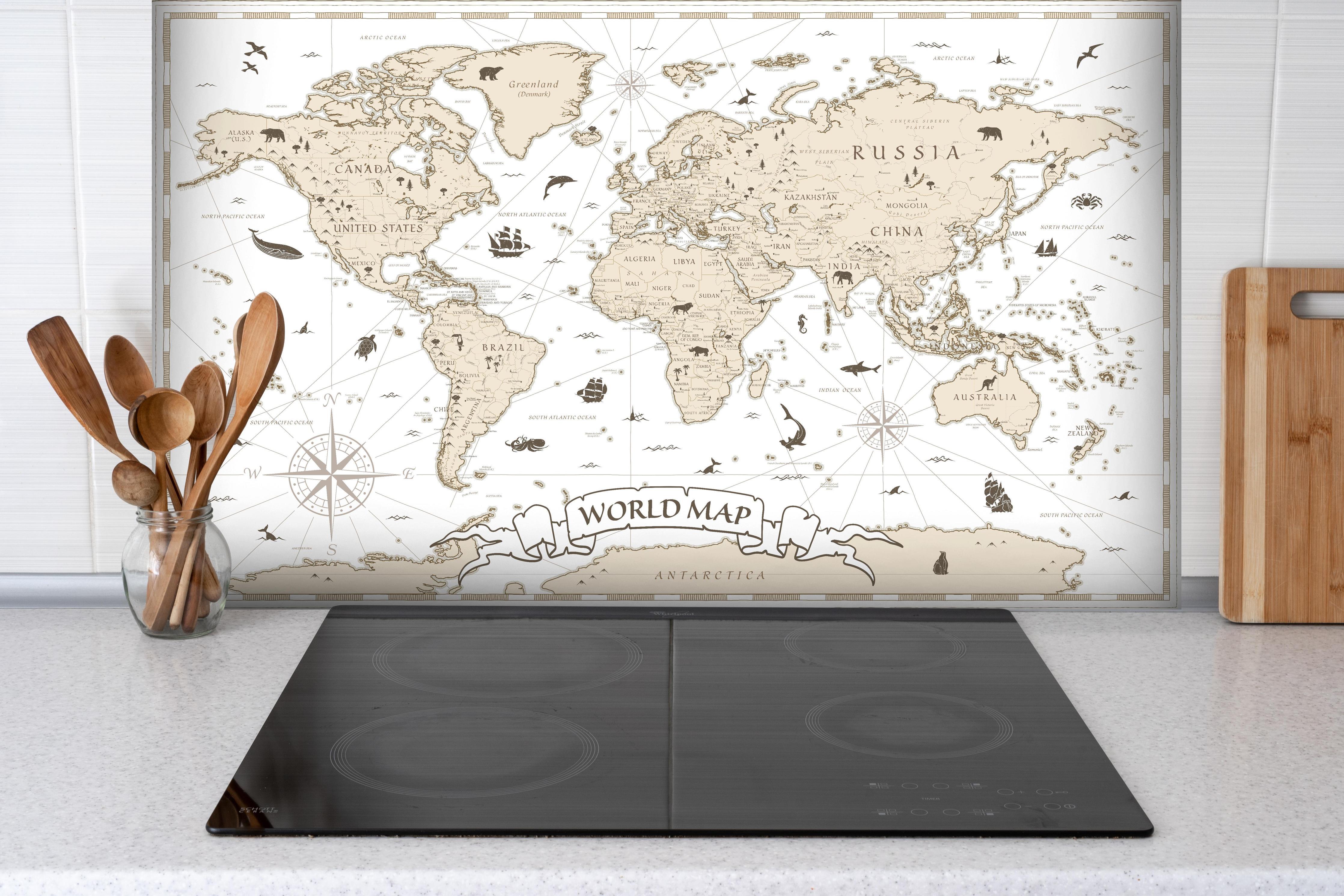 Spritzschutz - Spritzschutz - Dekorative Weltkarte im Vintage Sepia-Stil hinter einem Cerankochfeld zwischen Holz-Kochutensilien
