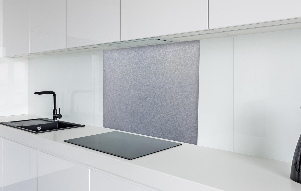 Spritzschutz - Spritzschutz - Zerkratzte metallische Oberfläche  in weißer Hochglanz-Küche hinter einem Cerankochfeld